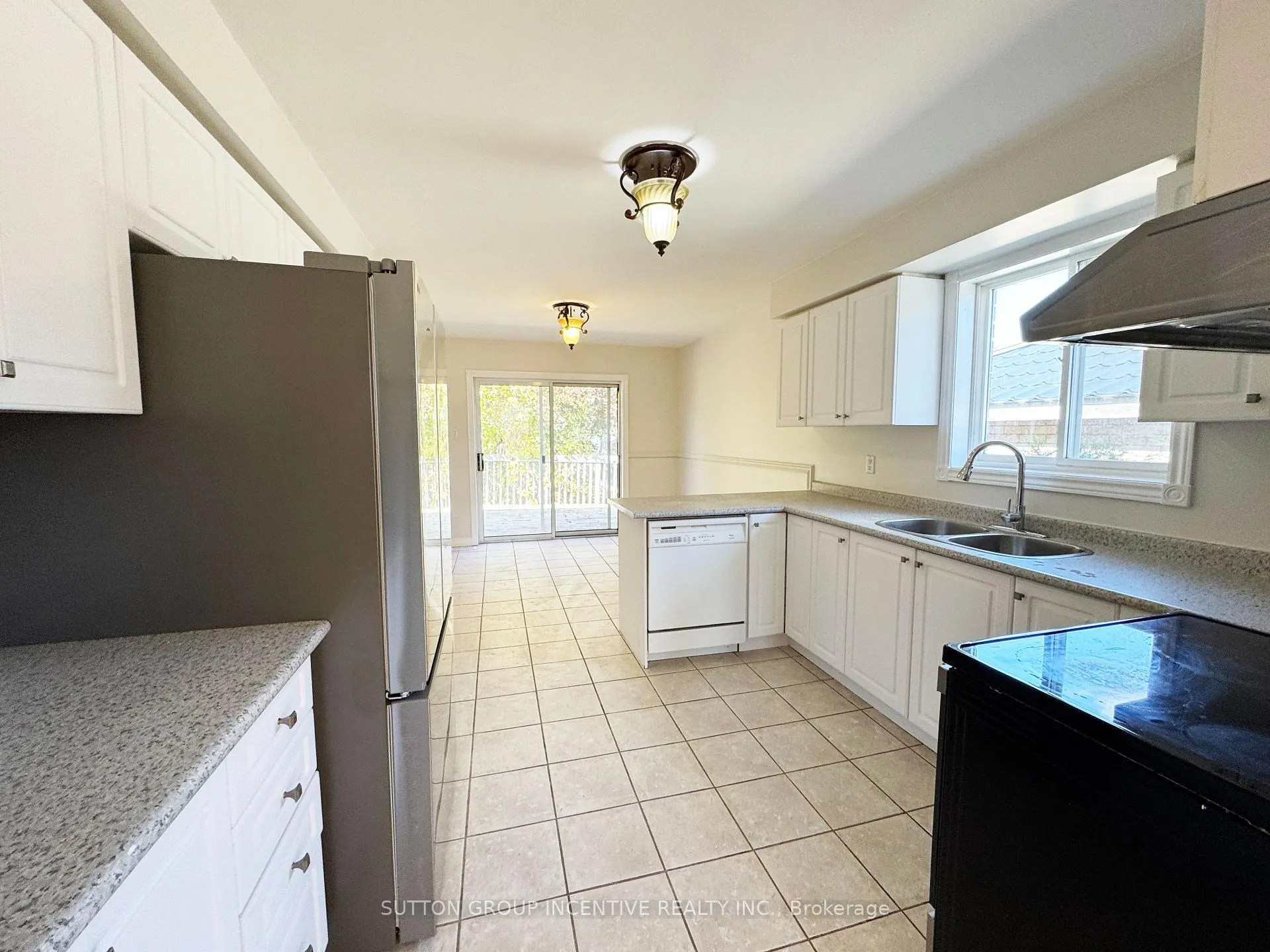 Photo 10 of 18 Forest Dale Drive, Barrie, Little Lake — HOMEH