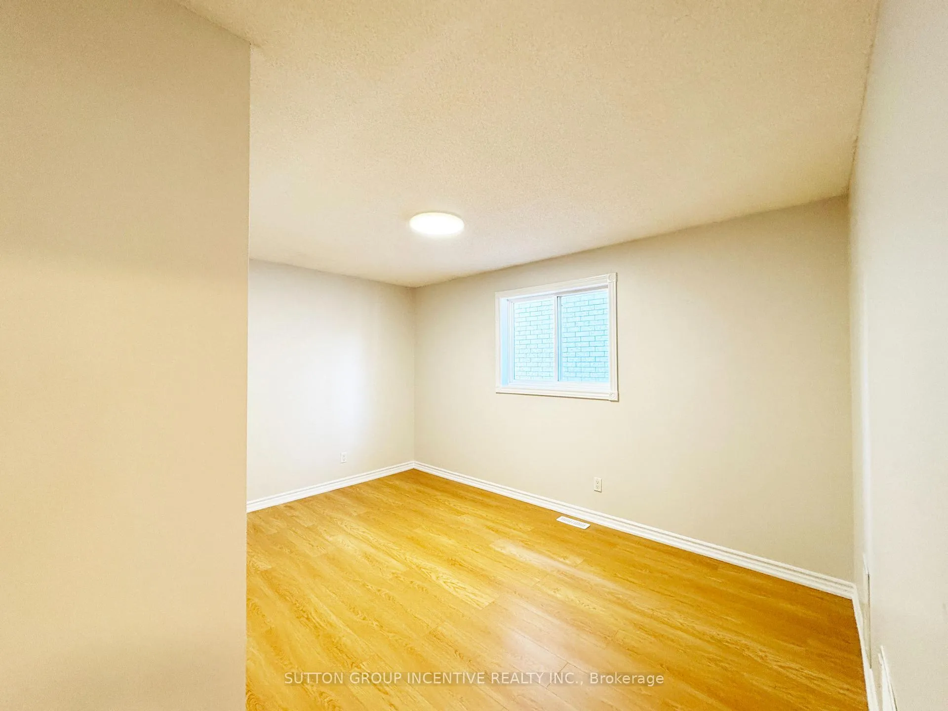 Photo 19 of 18 Forest Dale Drive, Barrie, Little Lake — HOMEH