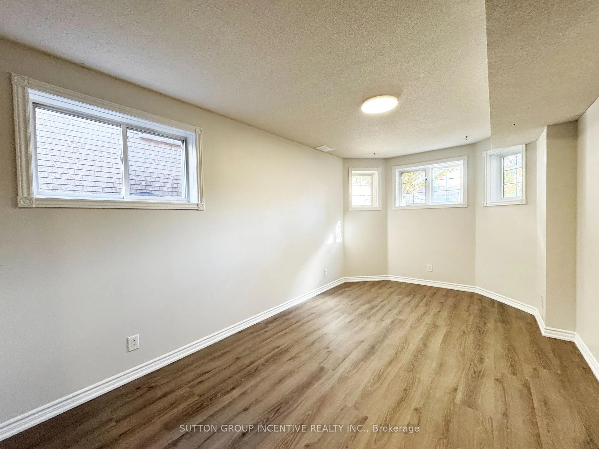 Photo 29 of 18 Forest Dale Drive, Barrie, Little Lake — HOMEH
