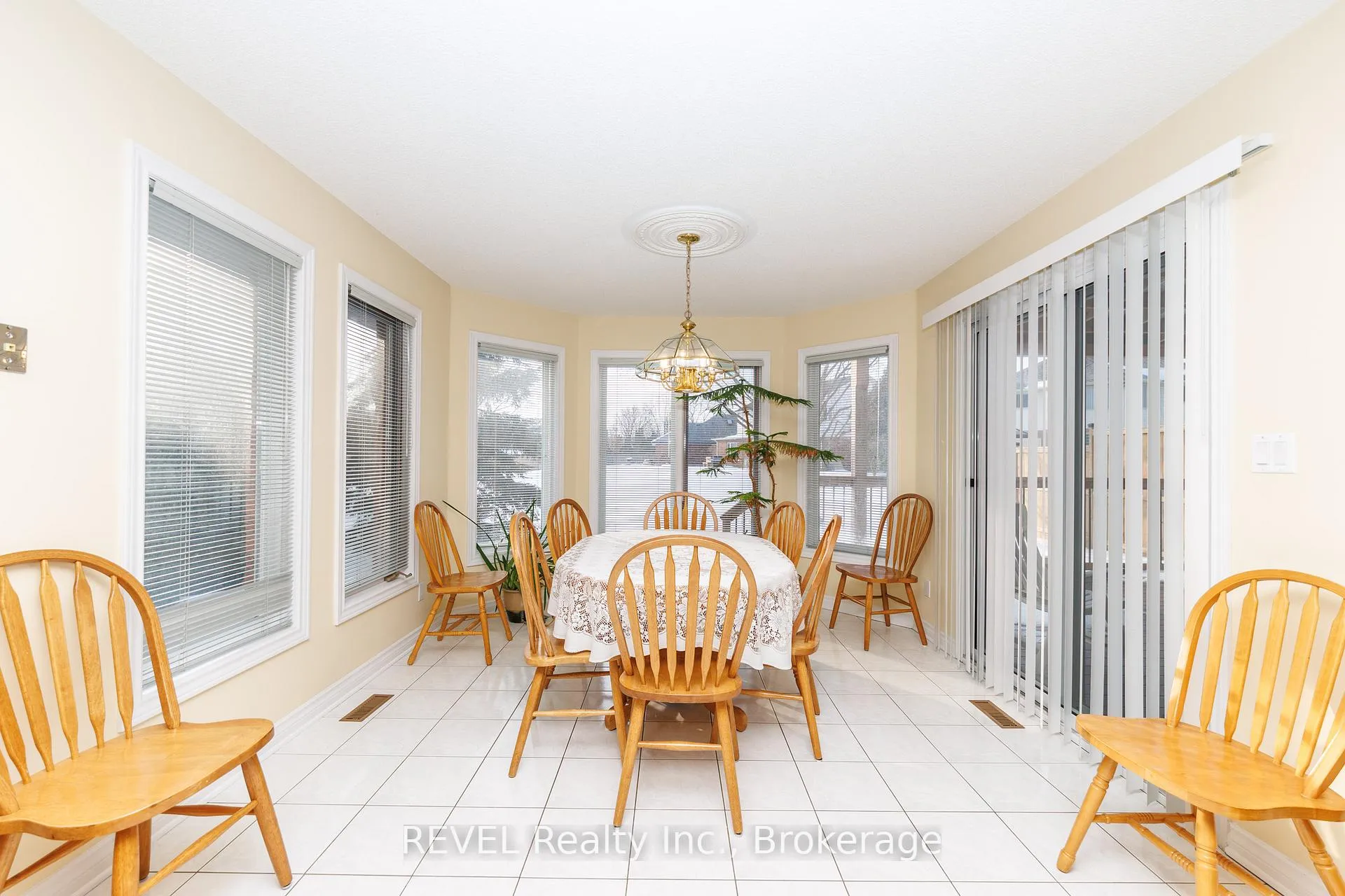 Photo 9 of Unit main, 16 Chessington Street, St. Catharines, Grapeview — HOMEH
