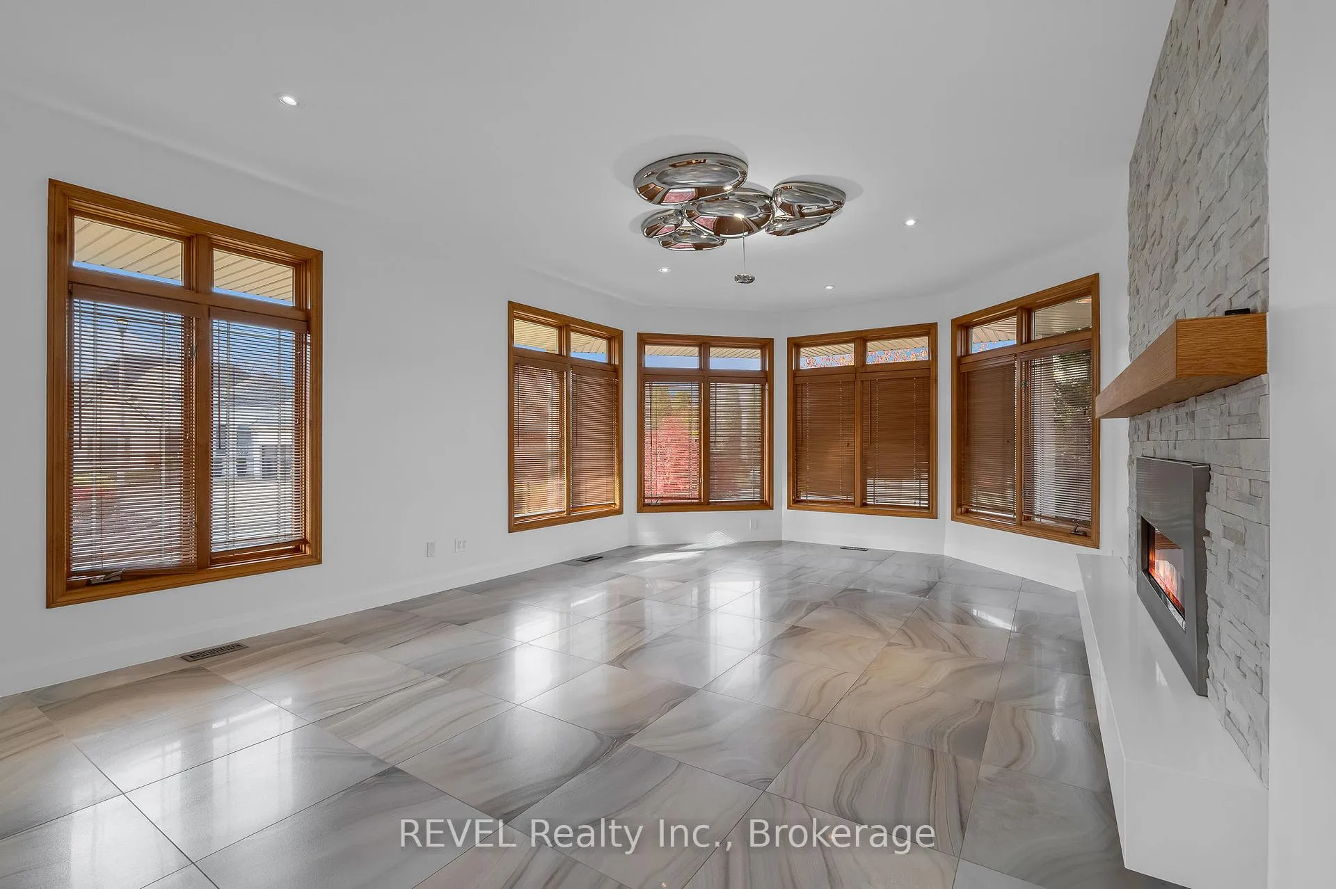 Photo 5 of 30 Maracay Way, St. Catharines, Grapeview — HOMEH