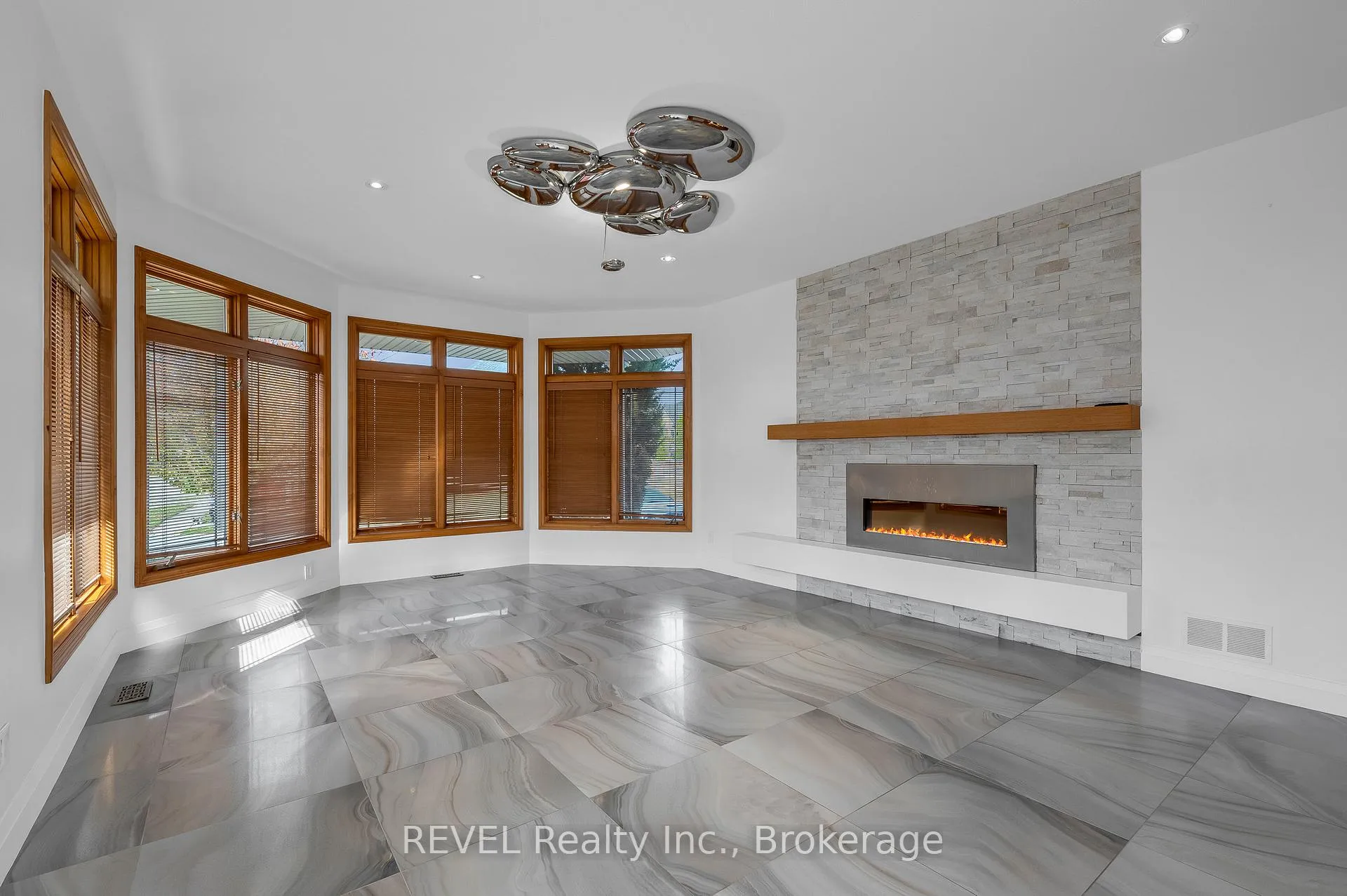 Photo 6 of 30 Maracay Way, St. Catharines, Grapeview — HOMEH