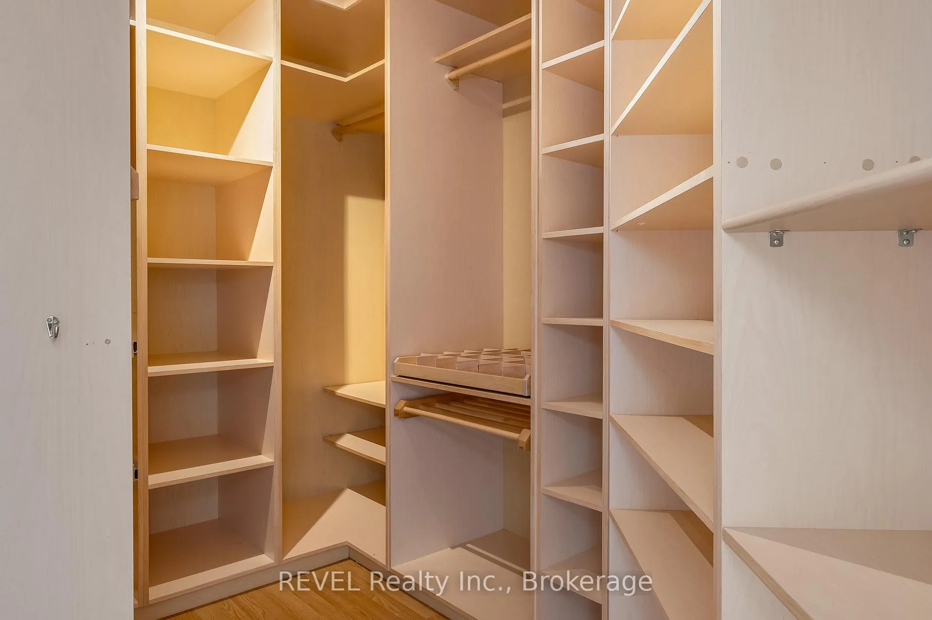 Photo 24 of 30 Maracay Way, St. Catharines, Grapeview — HOMEH