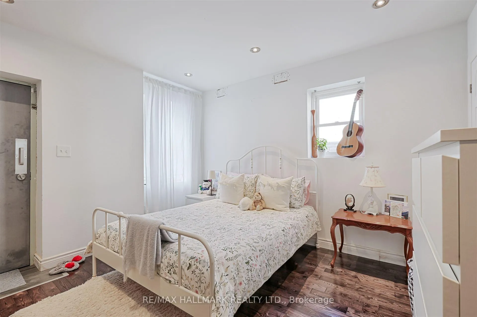 Photo 13 of 1926 Gerrard Street E, Toronto, Woodbine Corridor — HOMEH