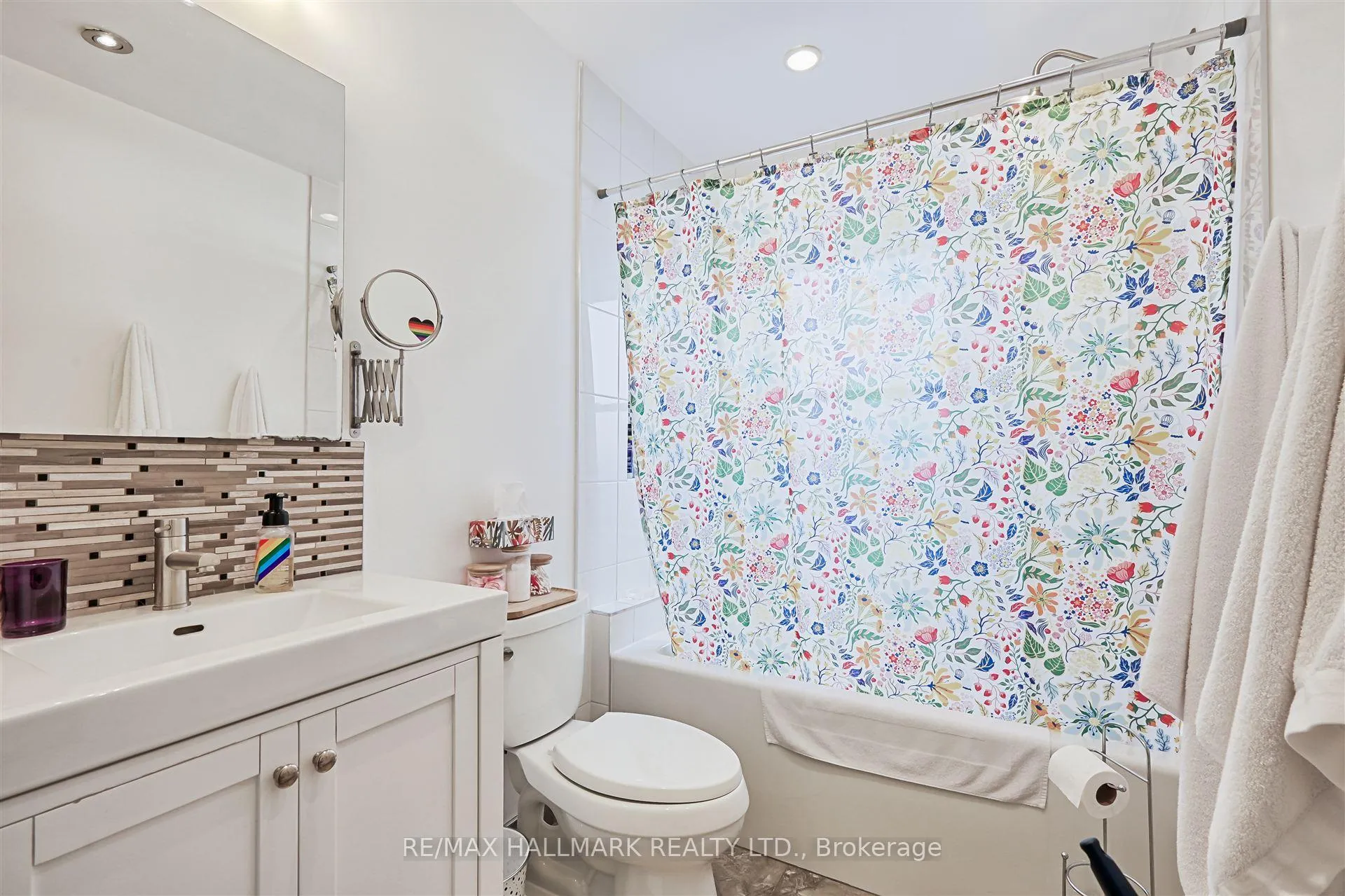 Photo 16 of 1926 Gerrard Street E, Toronto, Woodbine Corridor — HOMEH