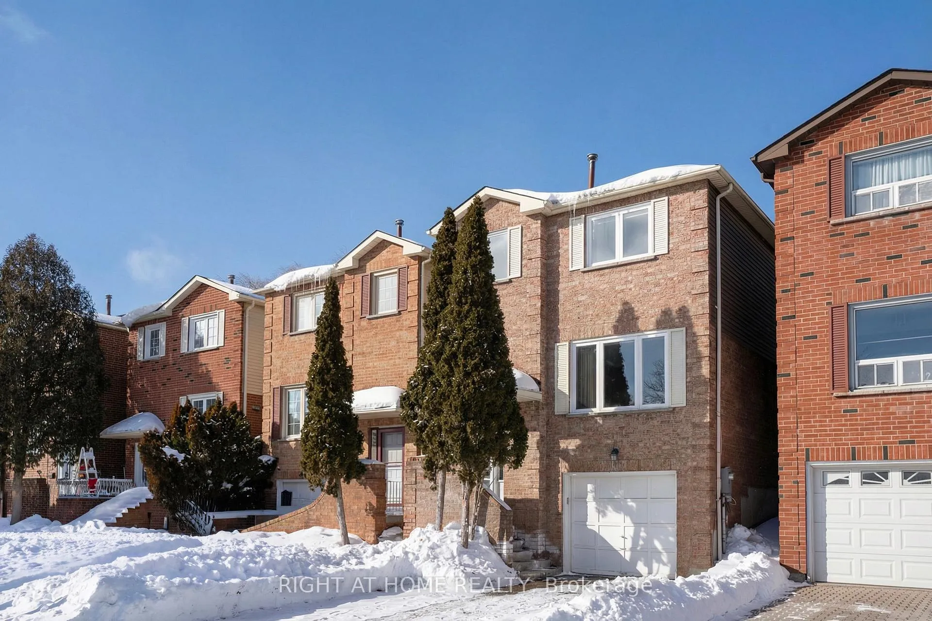 Photo 2 of 82 Swinton Crescent, Vaughan, Lakeview Estates — HOMEH