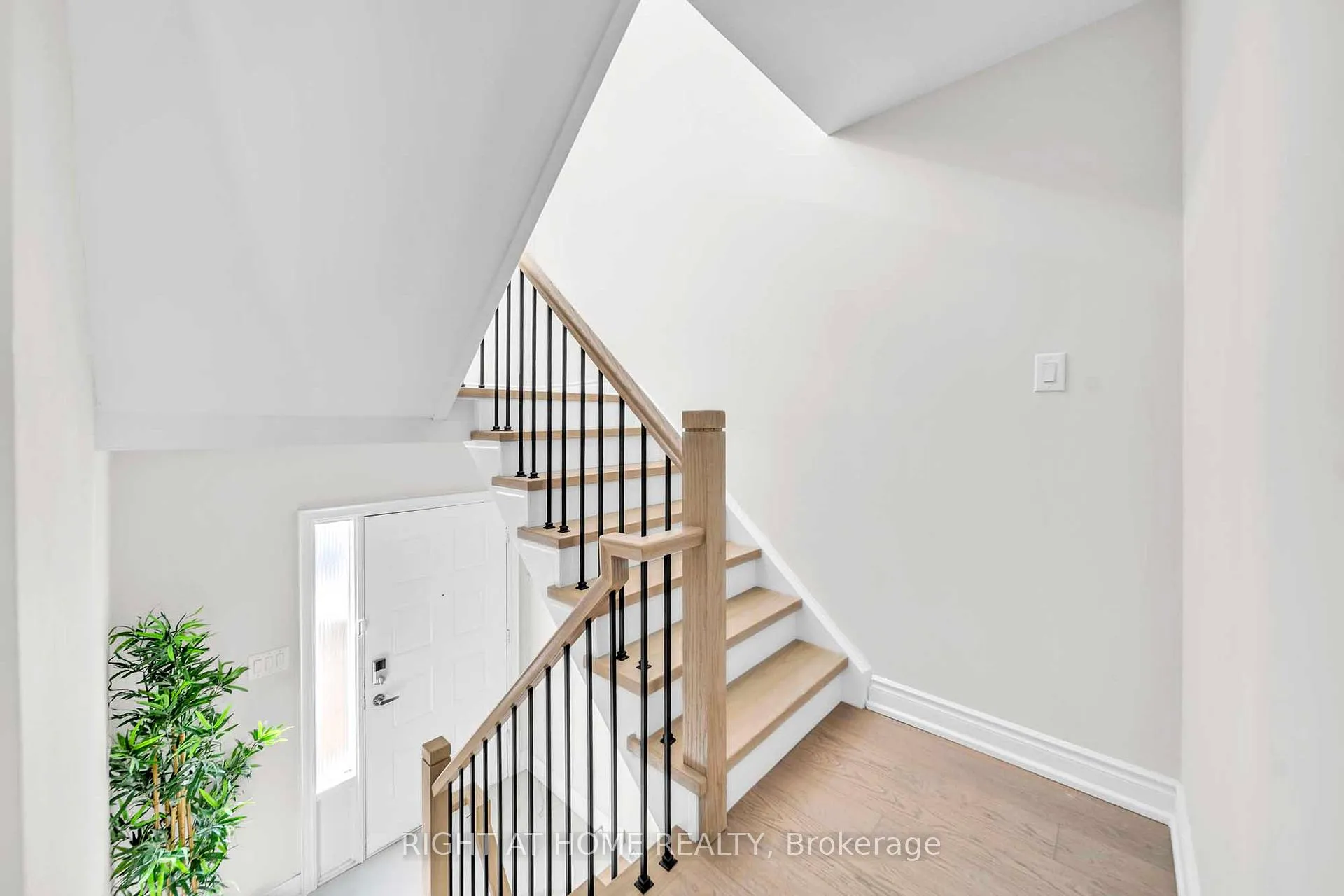 Photo 3 of 82 Swinton Crescent, Vaughan, Lakeview Estates — HOMEH