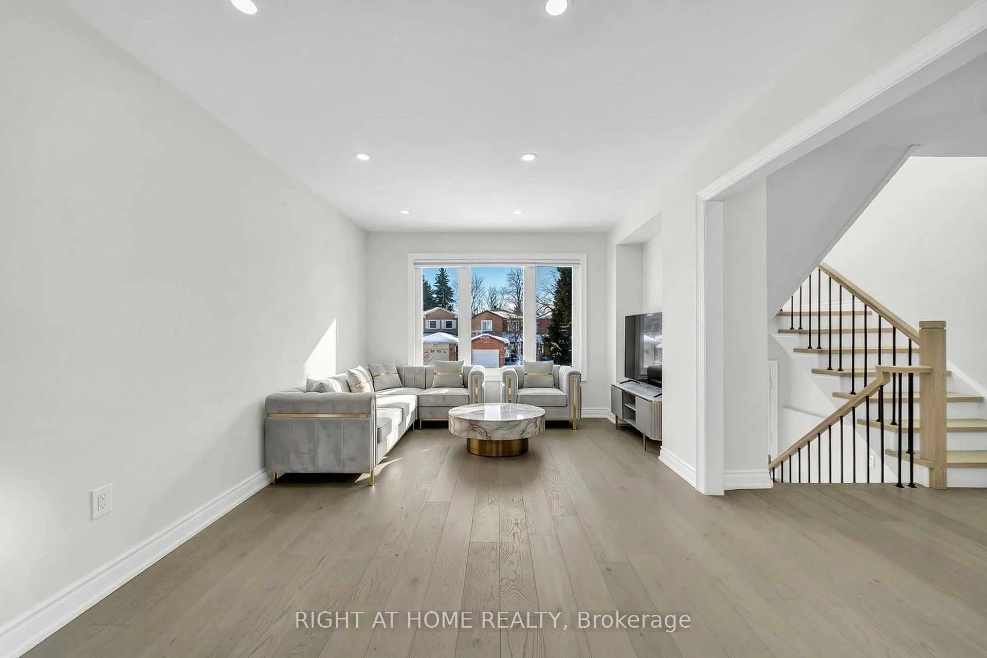Photo 4 of 82 Swinton Crescent, Vaughan, Lakeview Estates — HOMEH