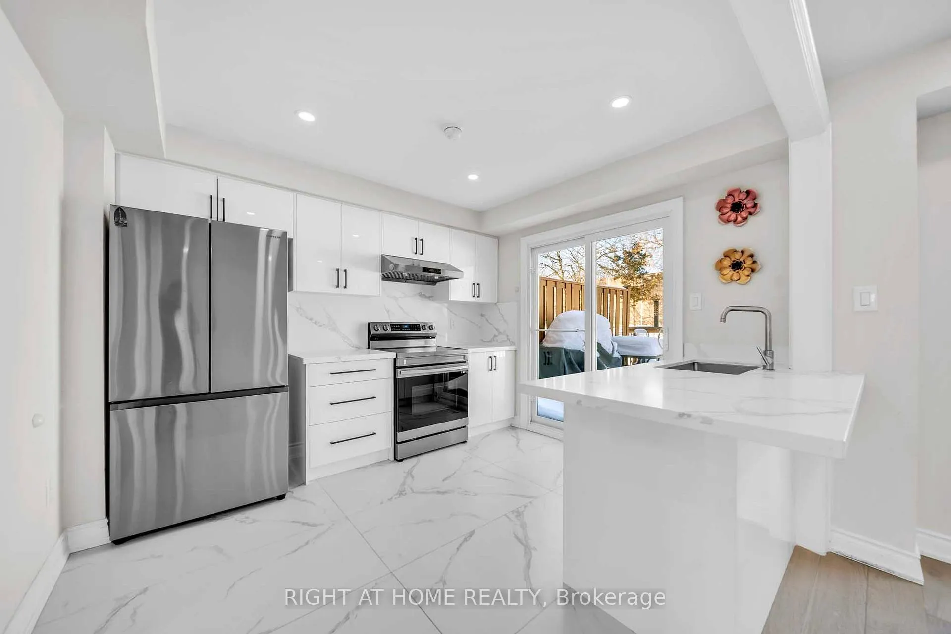 Photo 6 of 82 Swinton Crescent, Vaughan, Lakeview Estates — HOMEH
