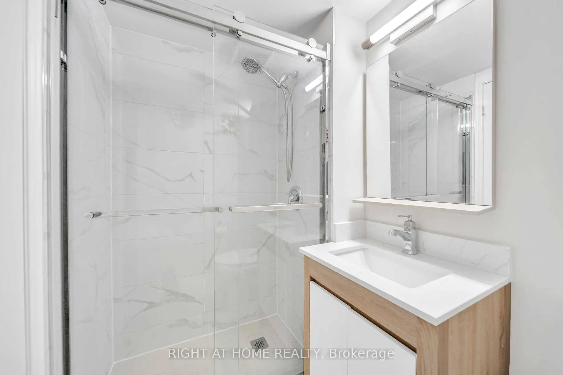 Photo 7 of 82 Swinton Crescent, Vaughan, Lakeview Estates — HOMEH
