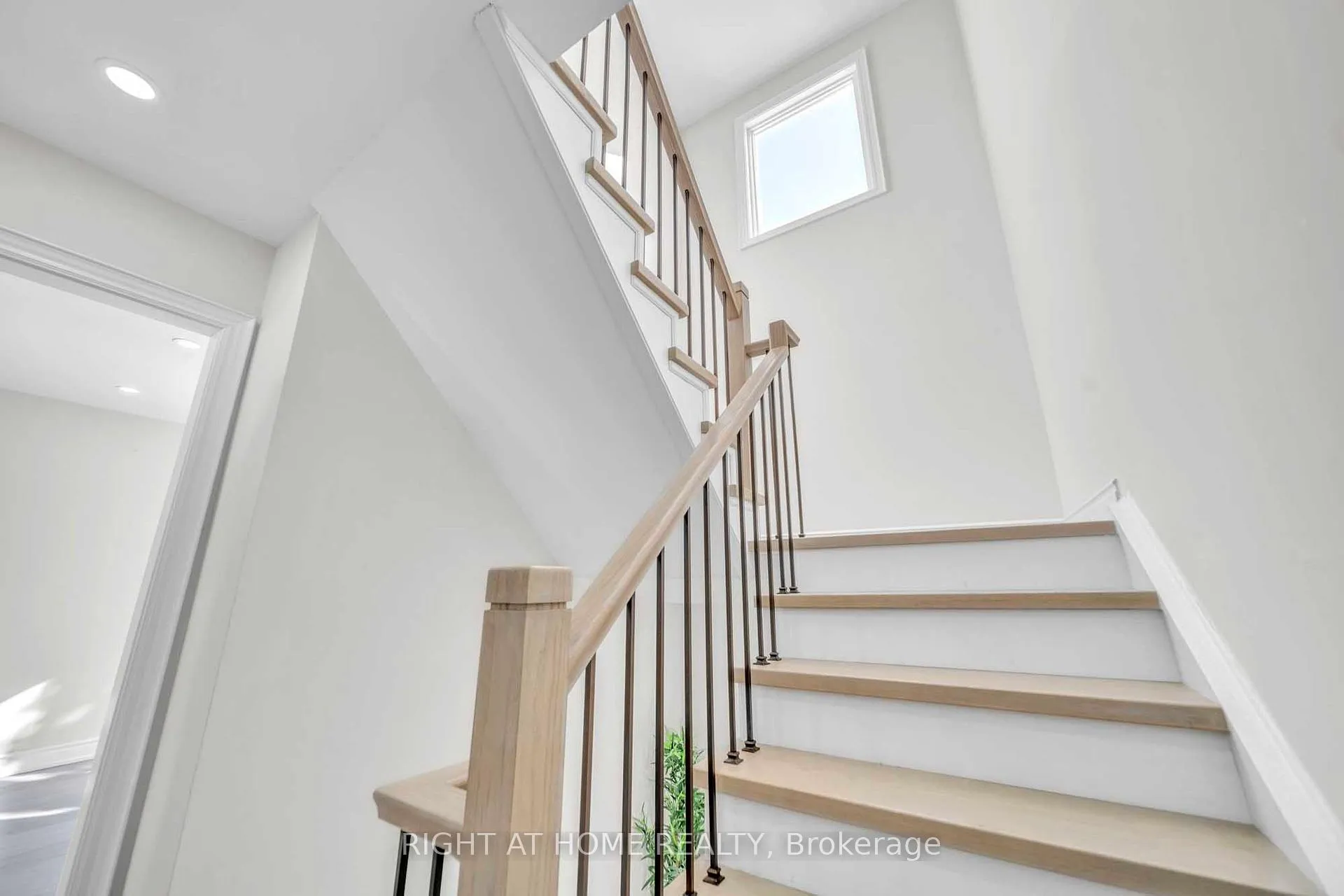 Photo 8 of 82 Swinton Crescent, Vaughan, Lakeview Estates — HOMEH