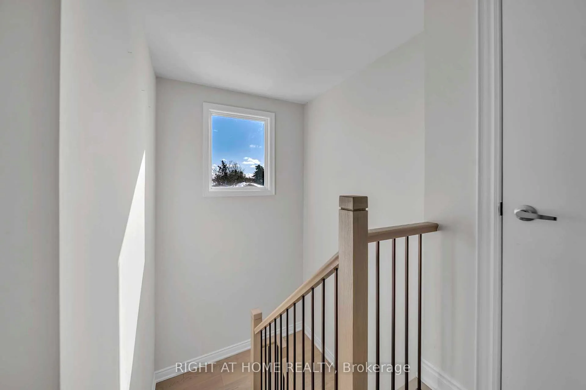 Photo 9 of 82 Swinton Crescent, Vaughan, Lakeview Estates — HOMEH