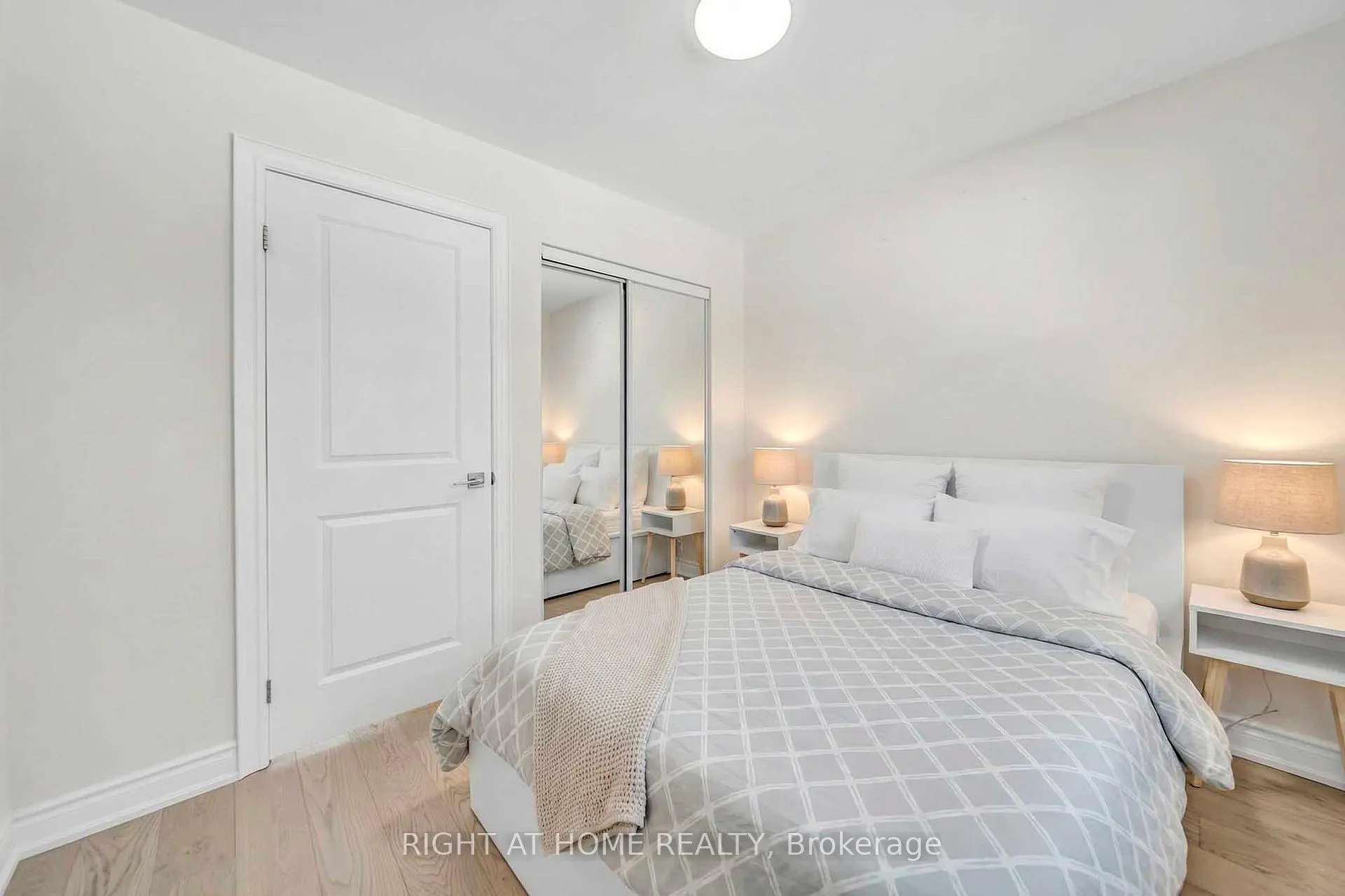 Photo 11 of 82 Swinton Crescent, Vaughan, Lakeview Estates — HOMEH
