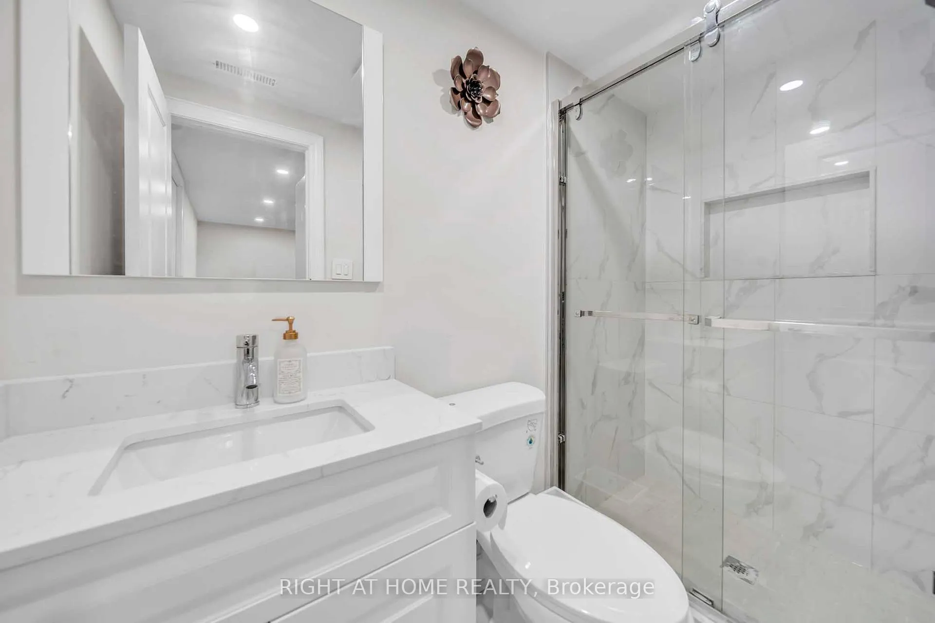 Photo 13 of 82 Swinton Crescent, Vaughan, Lakeview Estates — HOMEH