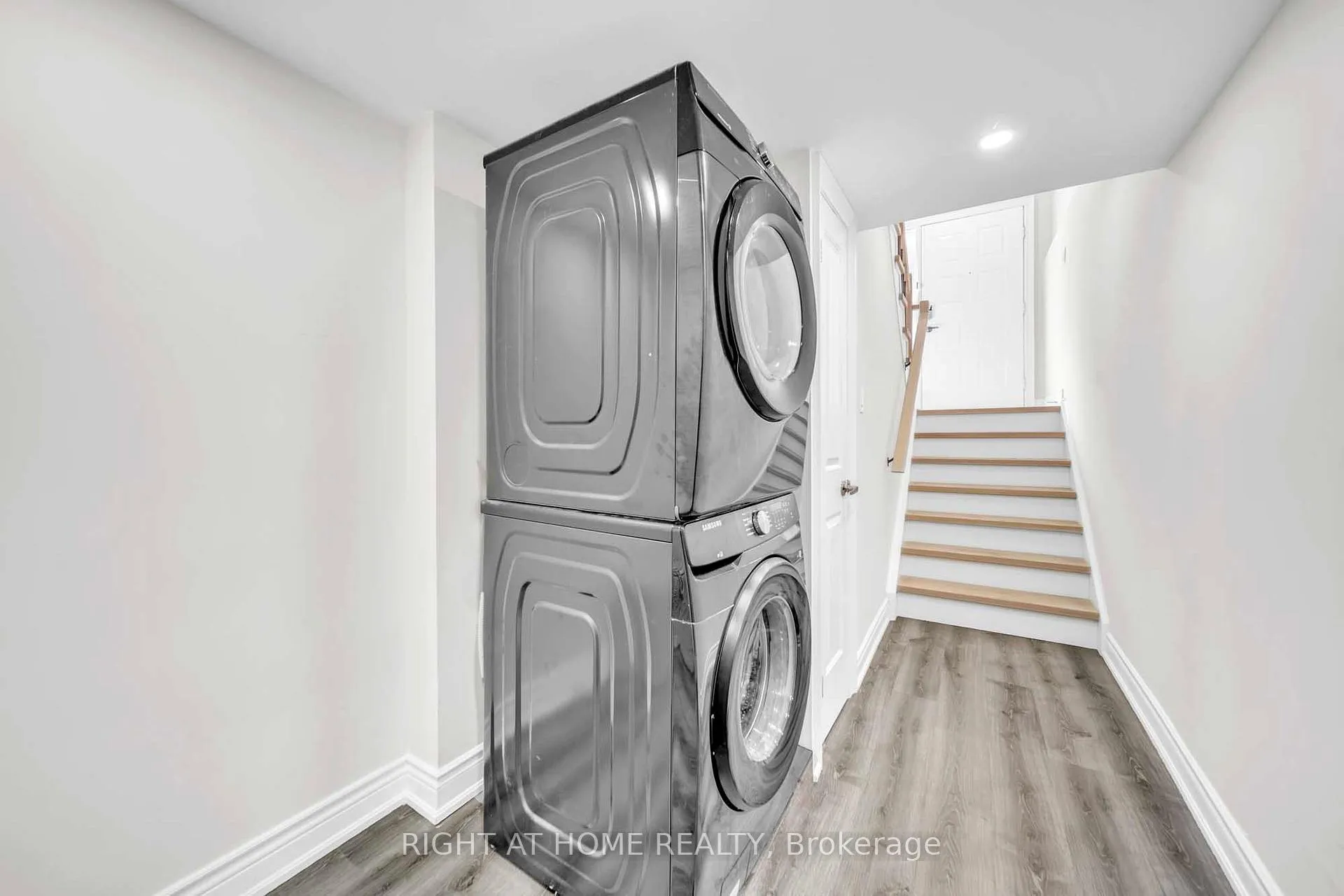 Photo 14 of 82 Swinton Crescent, Vaughan, Lakeview Estates — HOMEH