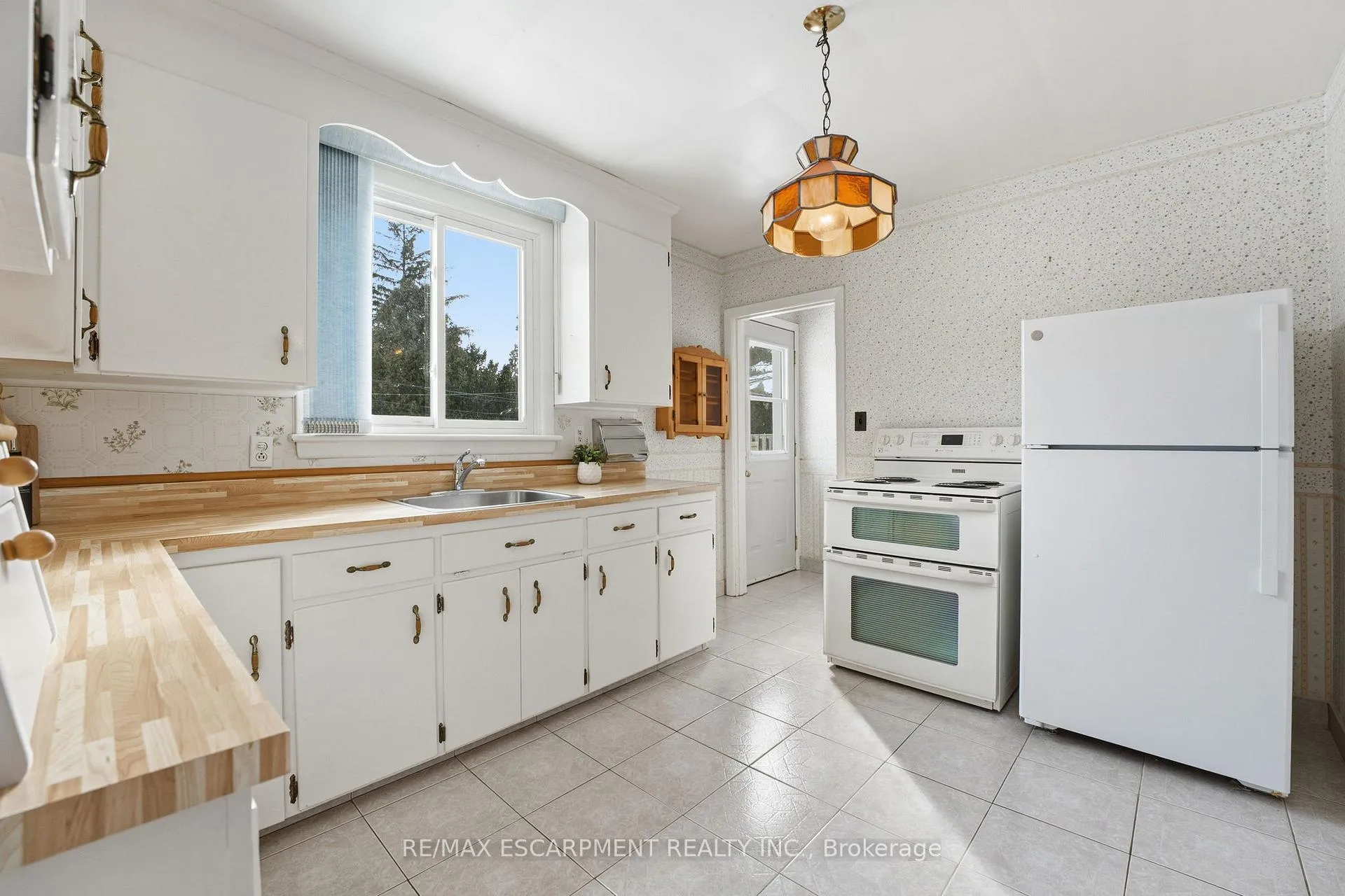 Photo 11 of 42 Gilbert Avenue, Hamilton, Ancaster — HOMEH