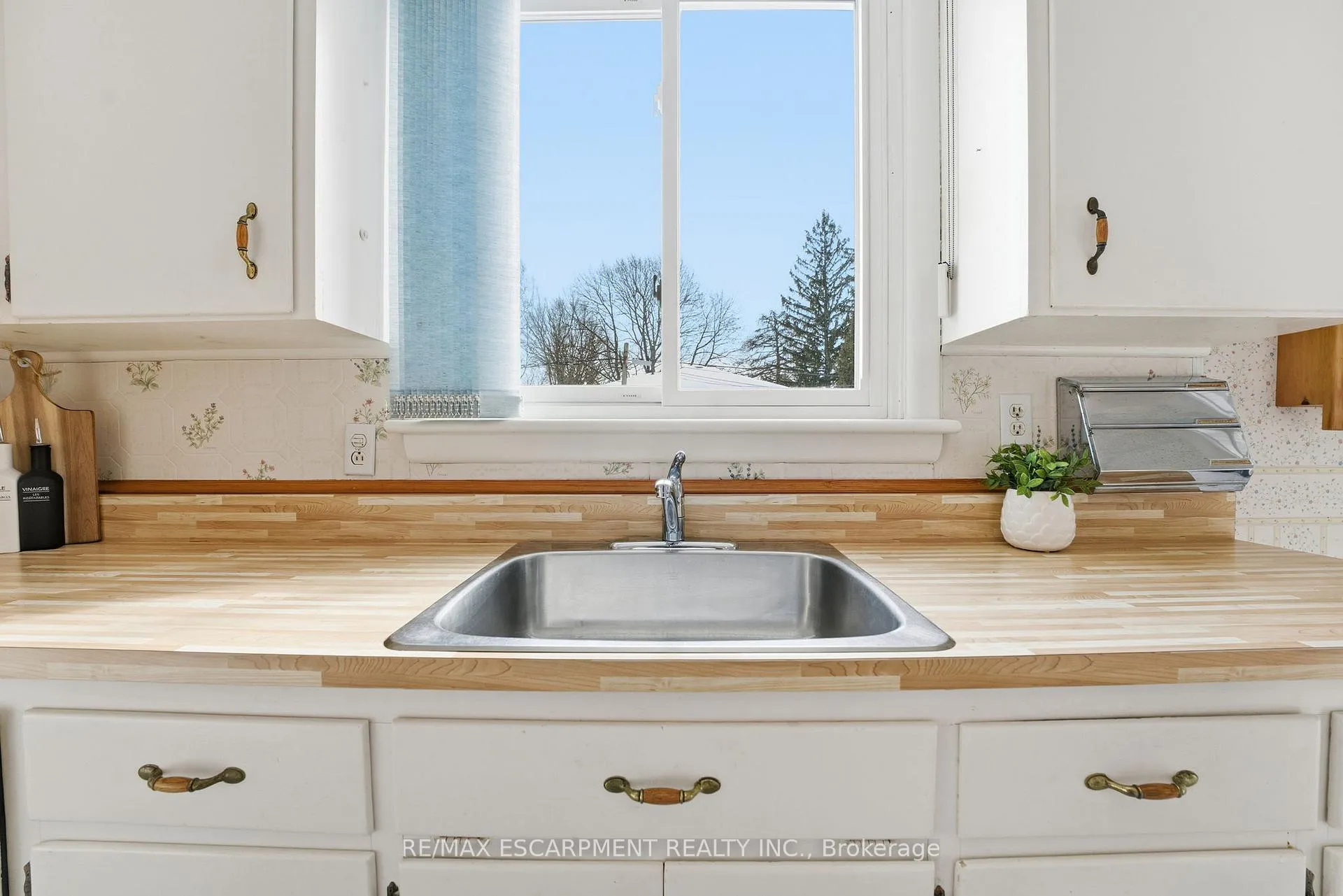 Photo 12 of 42 Gilbert Avenue, Hamilton, Ancaster — HOMEH
