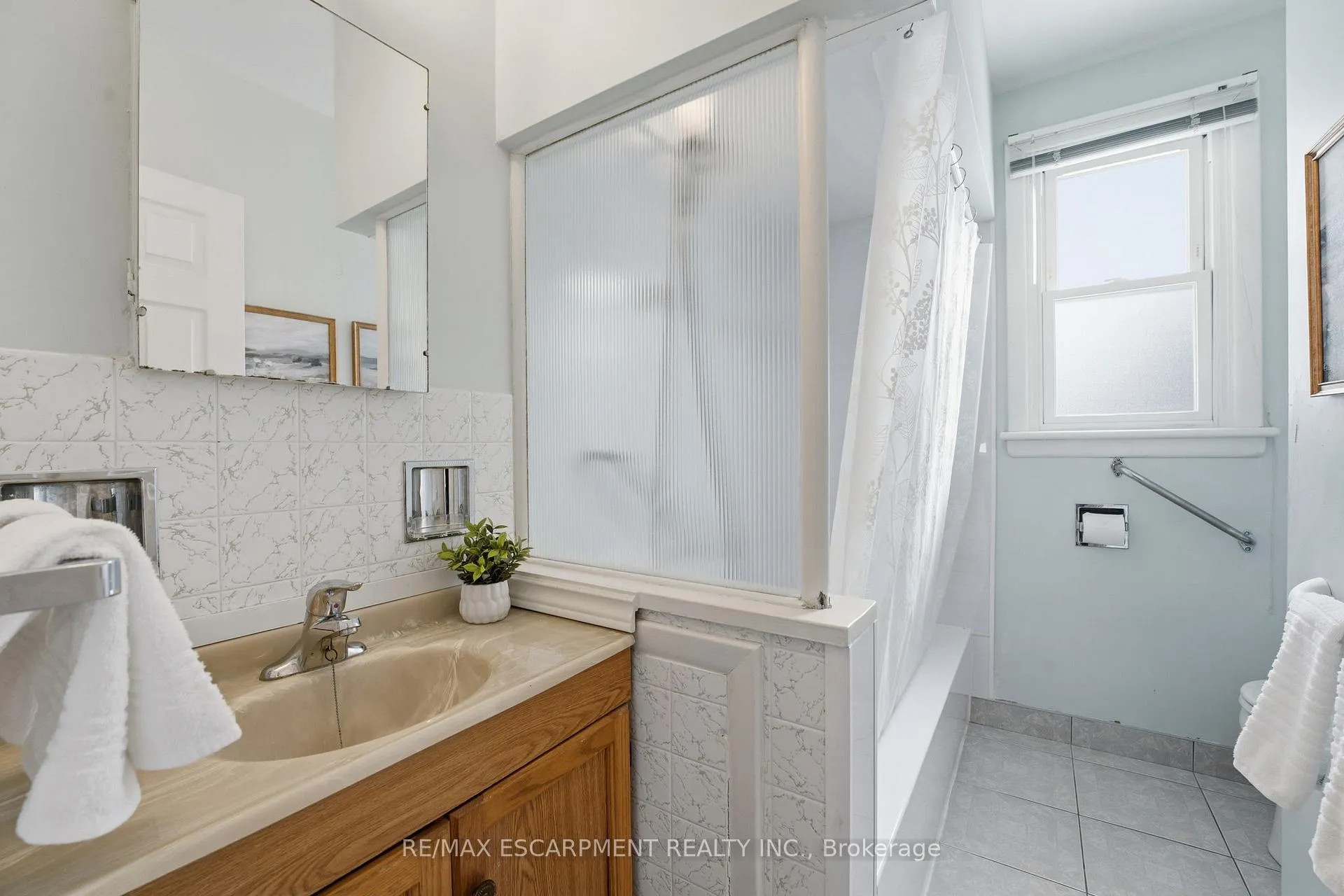 Photo 17 of 42 Gilbert Avenue, Hamilton, Ancaster — HOMEH