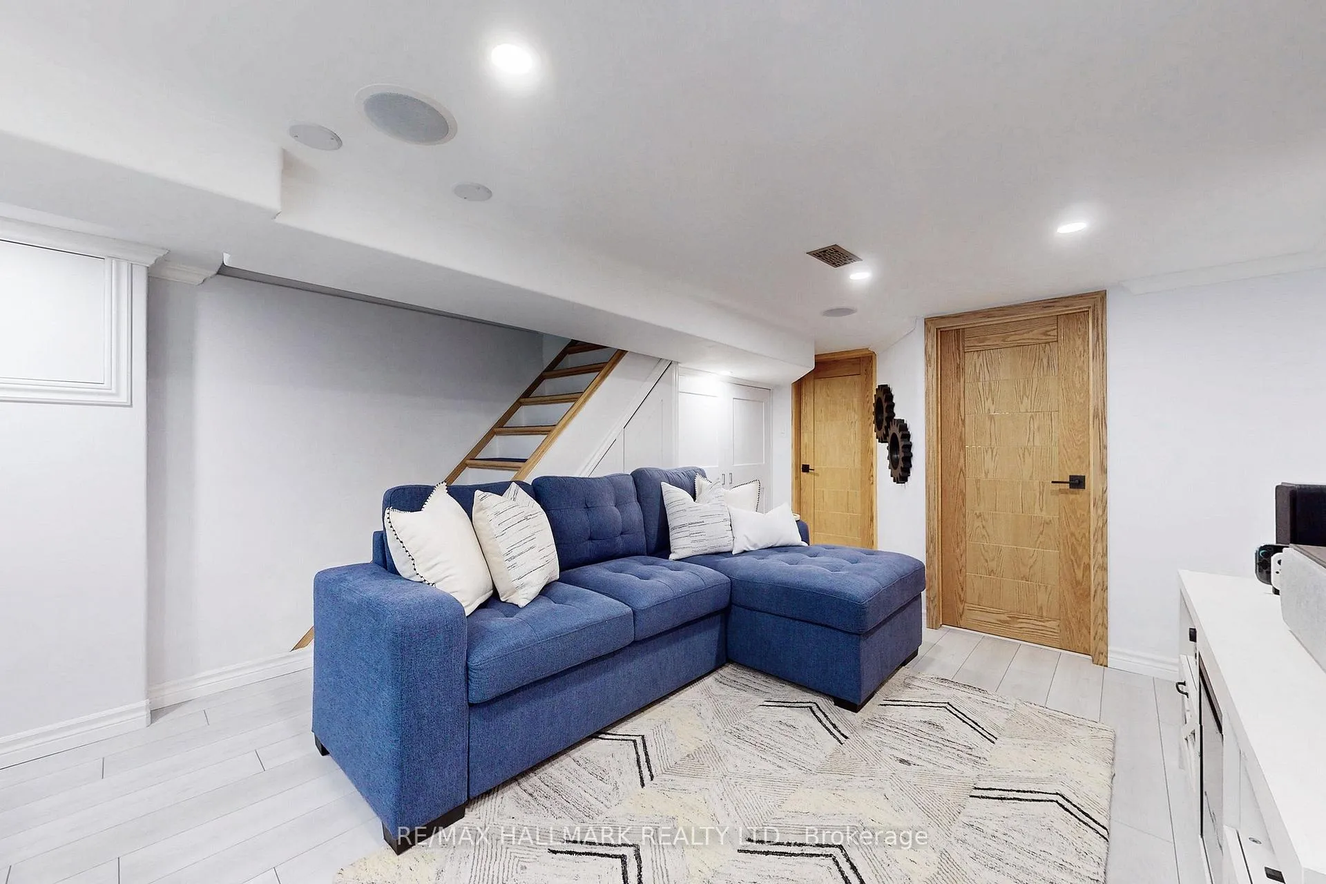 Photo 18 of 3320 Bathurst Street, Toronto, Englemount-Lawrence — HOMEH