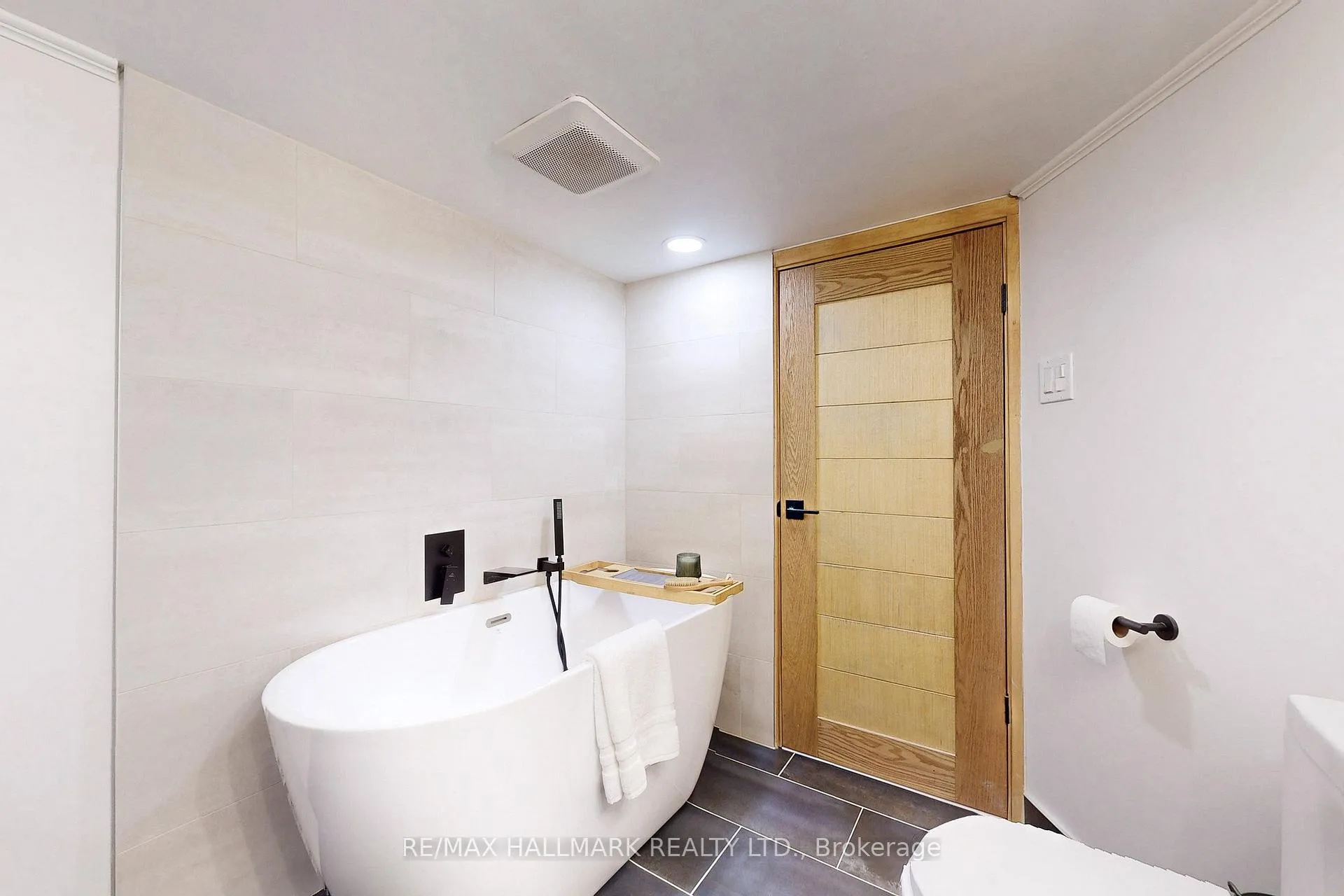 Photo 19 of 3320 Bathurst Street, Toronto, Englemount-Lawrence — HOMEH