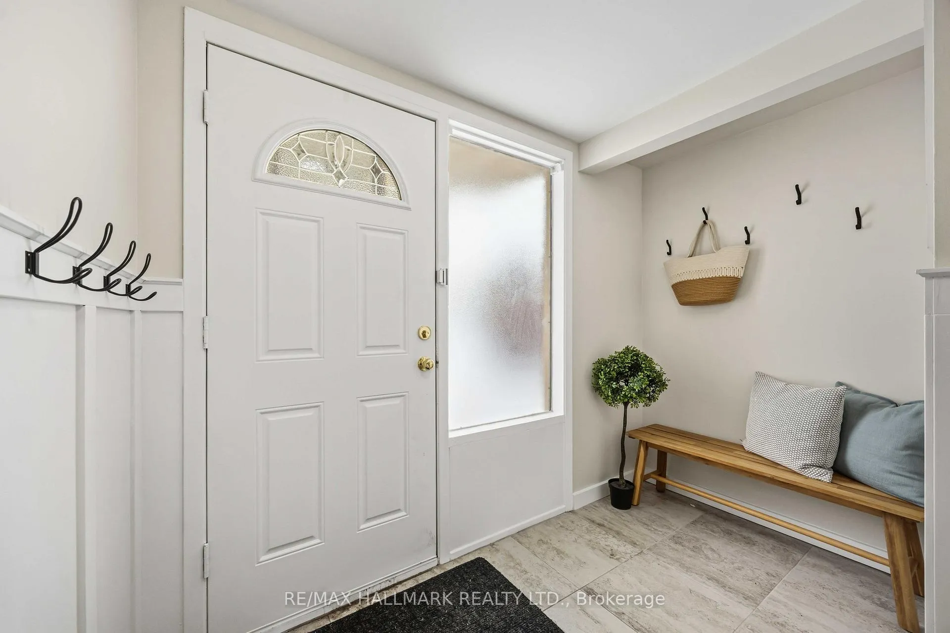 Photo 2 of 5 Poplar Crescent W, Aurora, Aurora Highlands — HOMEH