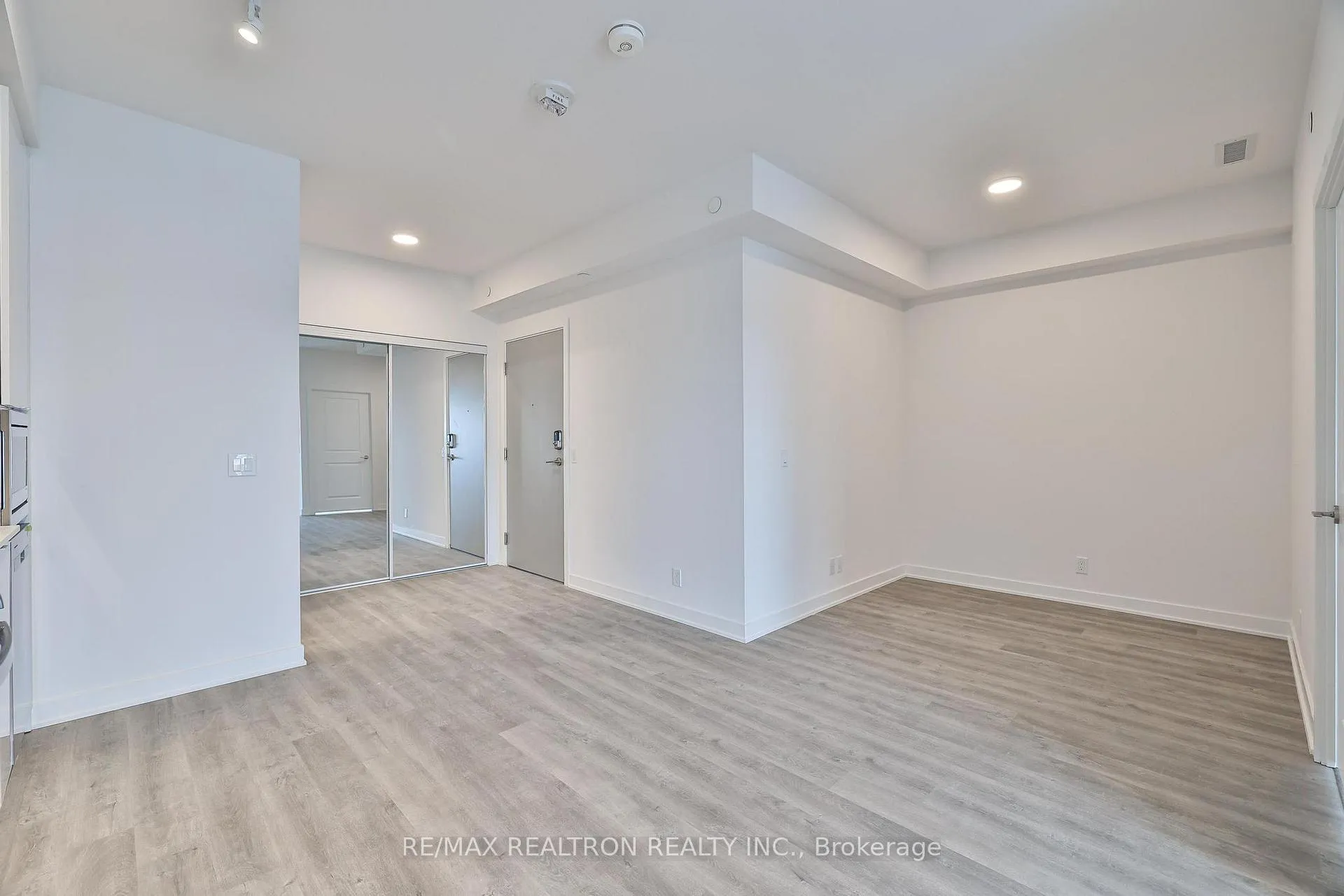 Photo 10 of Unit A-2211, 30 Upper Mall Way, Vaughan, Brownridge — HOMEH