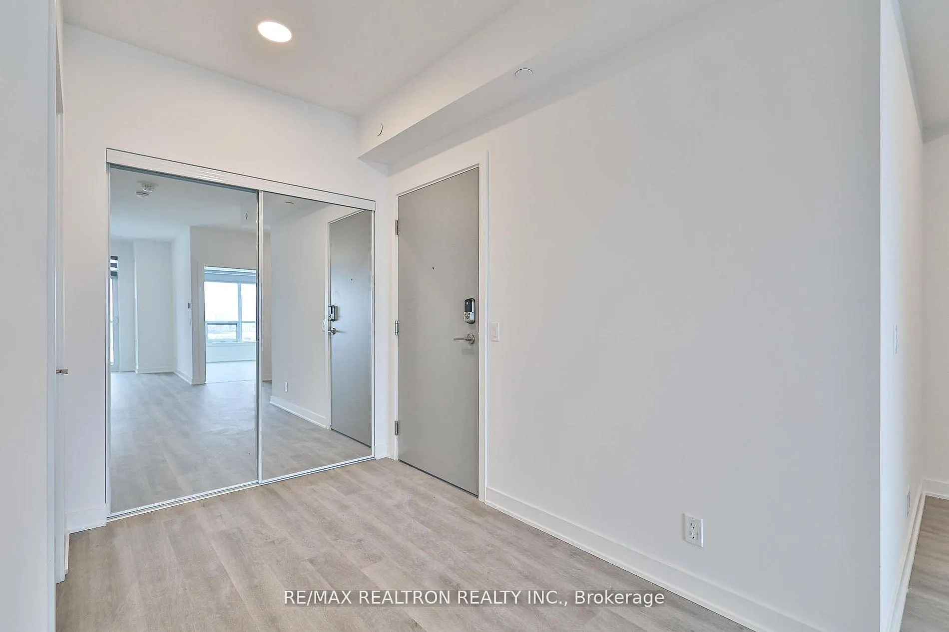 Photo 11 of Unit A-2211, 30 Upper Mall Way, Vaughan, Brownridge — HOMEH