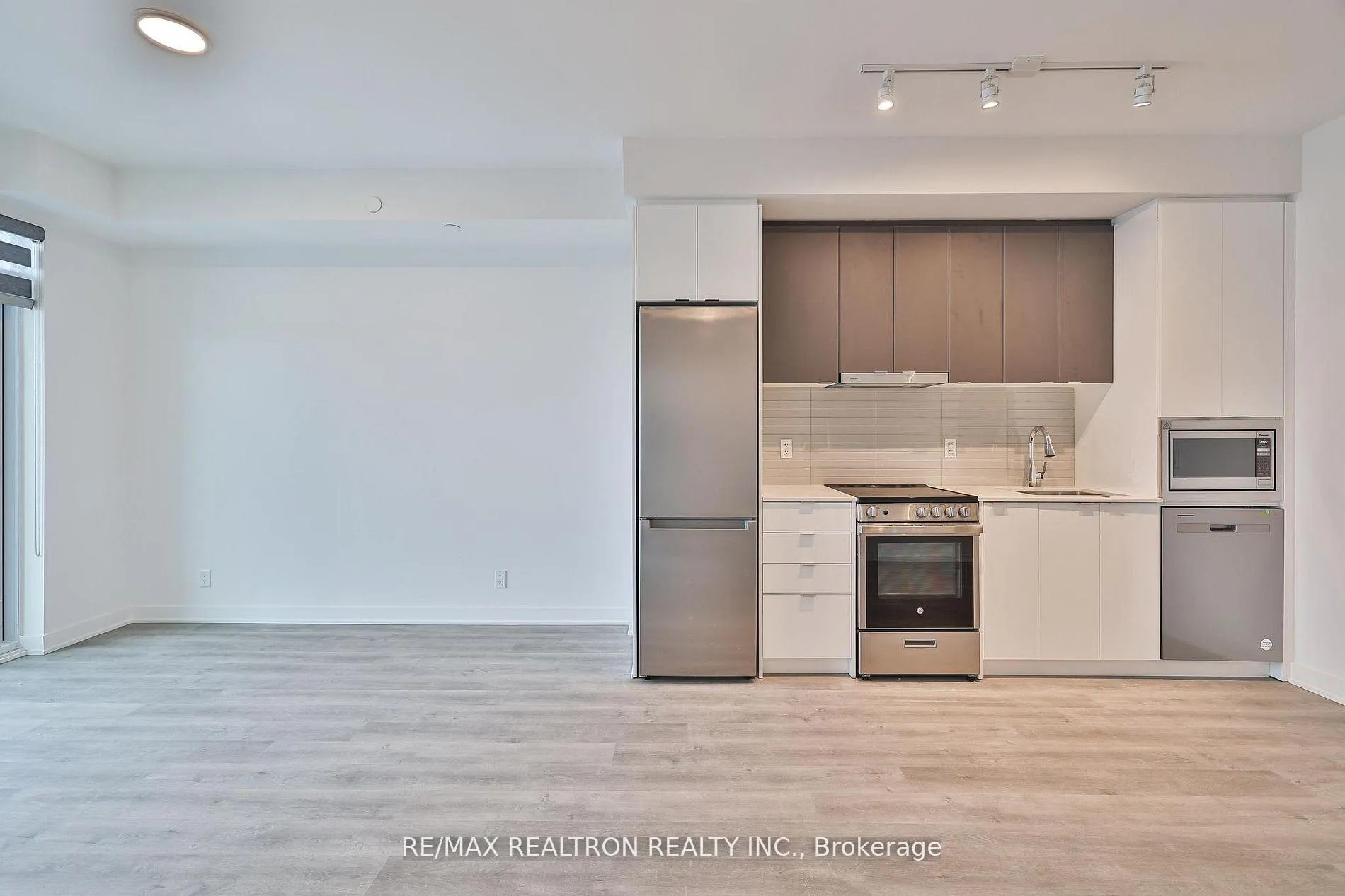 Photo 12 of Unit A-2211, 30 Upper Mall Way, Vaughan, Brownridge — HOMEH