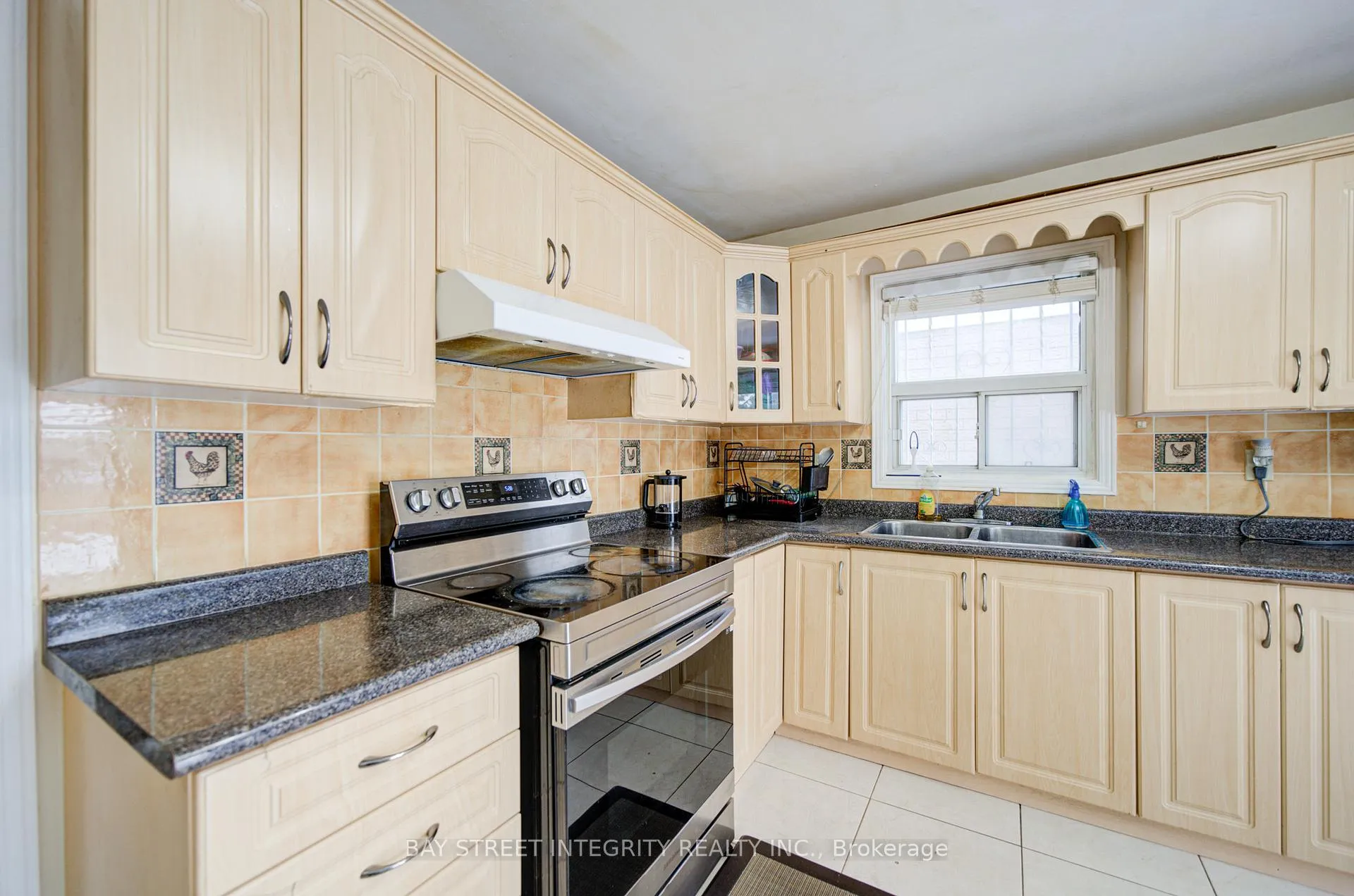 Photo 8 of 107 Autumn Glen Circle, Etobicoke, West Humber-Clairville — HOMEH
