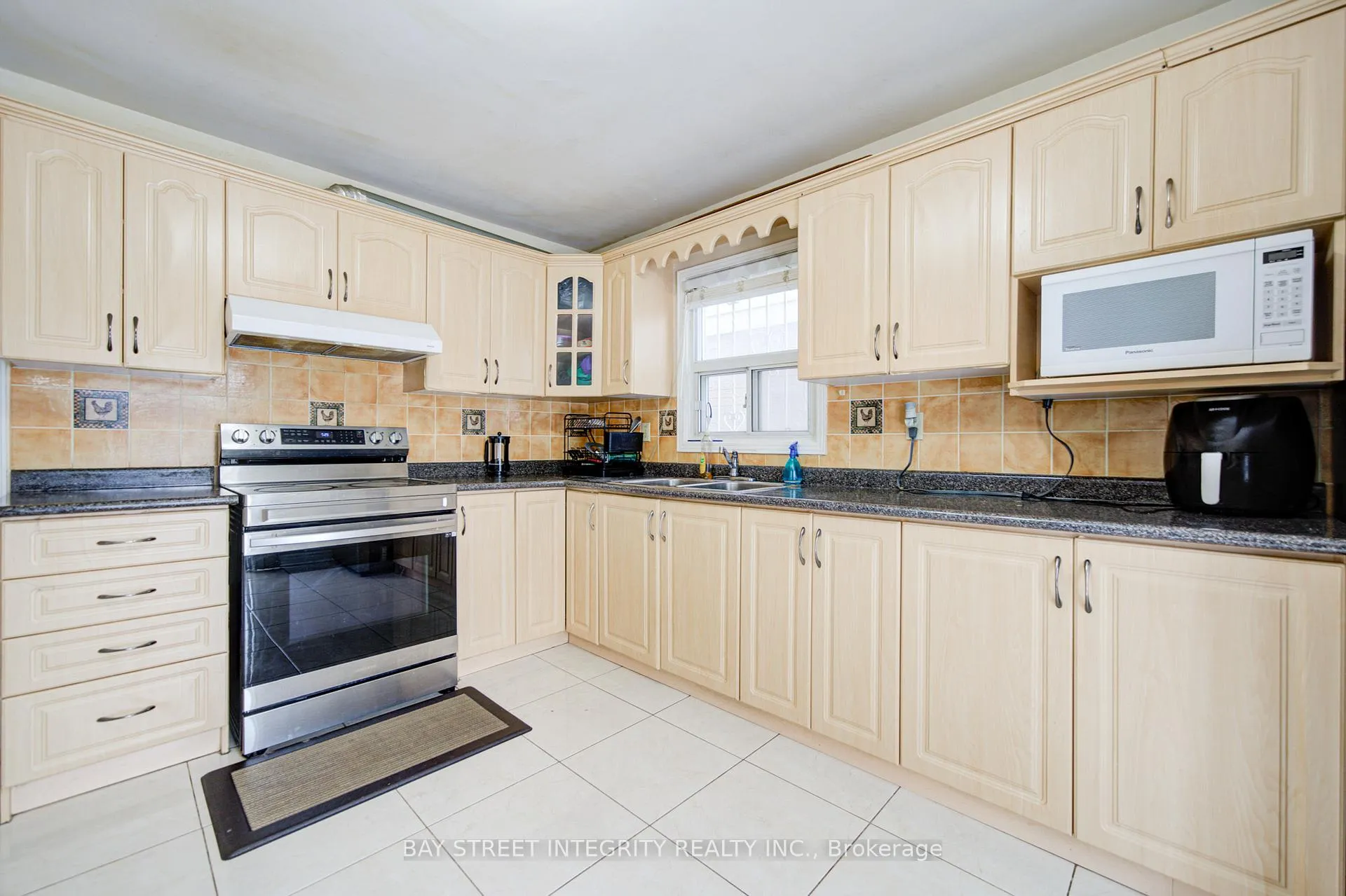 Photo 10 of 107 Autumn Glen Circle, Etobicoke, West Humber-Clairville — HOMEH