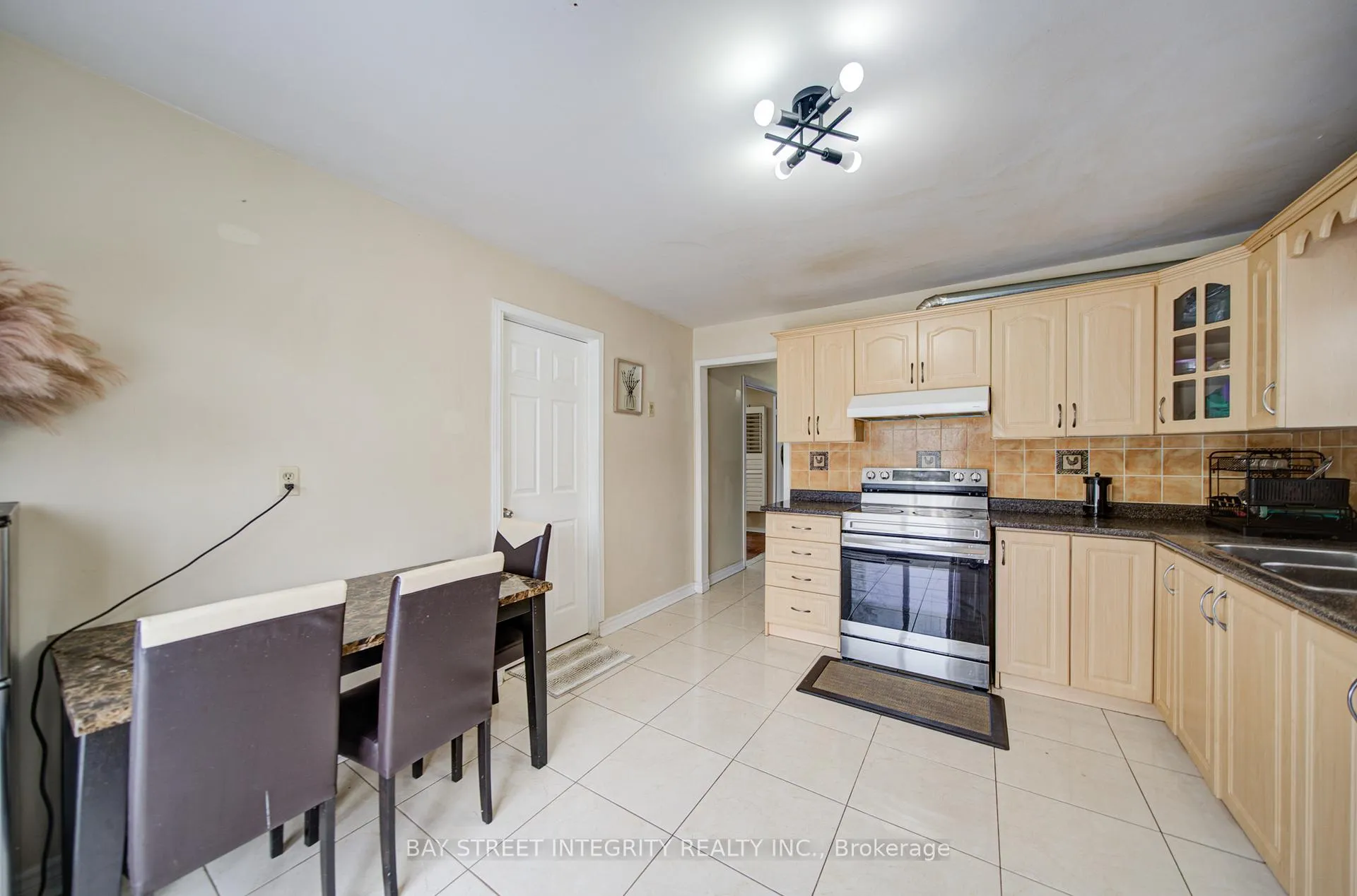Photo 13 of 107 Autumn Glen Circle, Etobicoke, West Humber-Clairville — HOMEH
