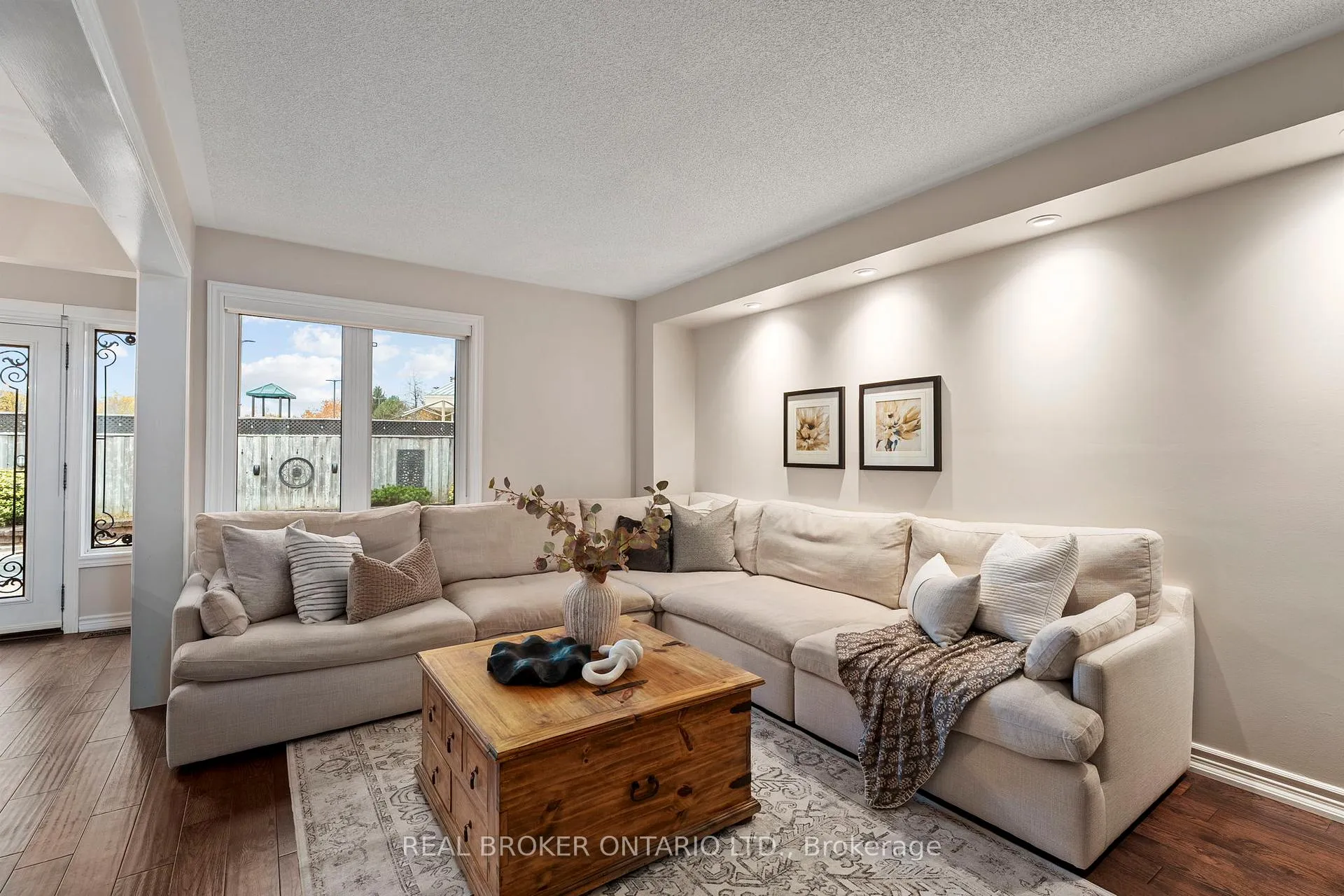 Photo 9 of 7 Mahogany Court, Aurora, Aurora Highlands — HOMEH