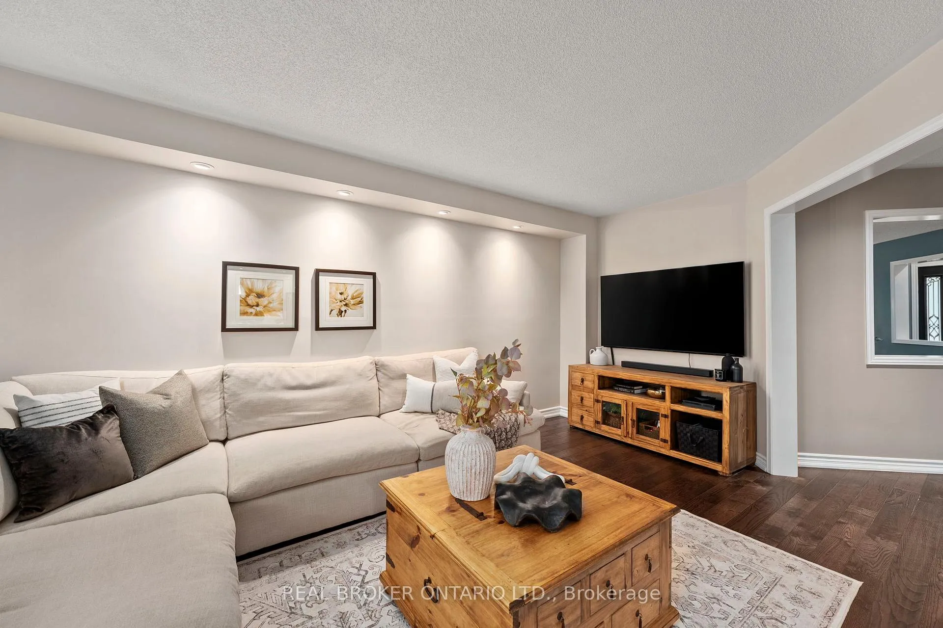 Photo 10 of 7 Mahogany Court, Aurora, Aurora Highlands — HOMEH