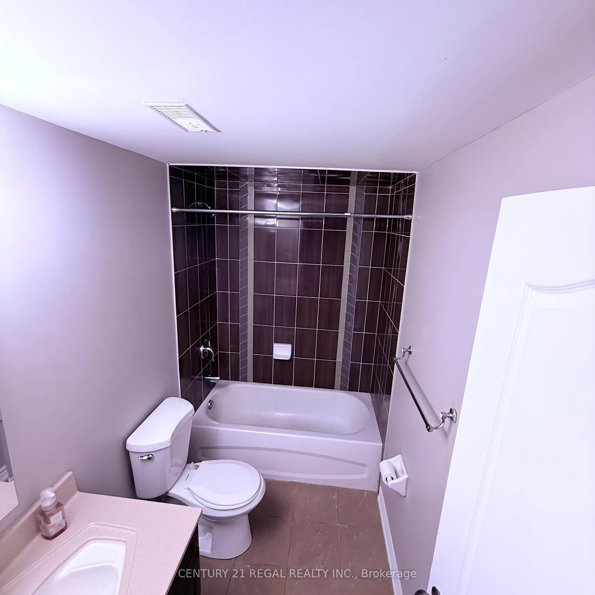 Photo 6 of 39 Laurentide Crescent, Brampton, Vales of Castlemore North — HOMEH