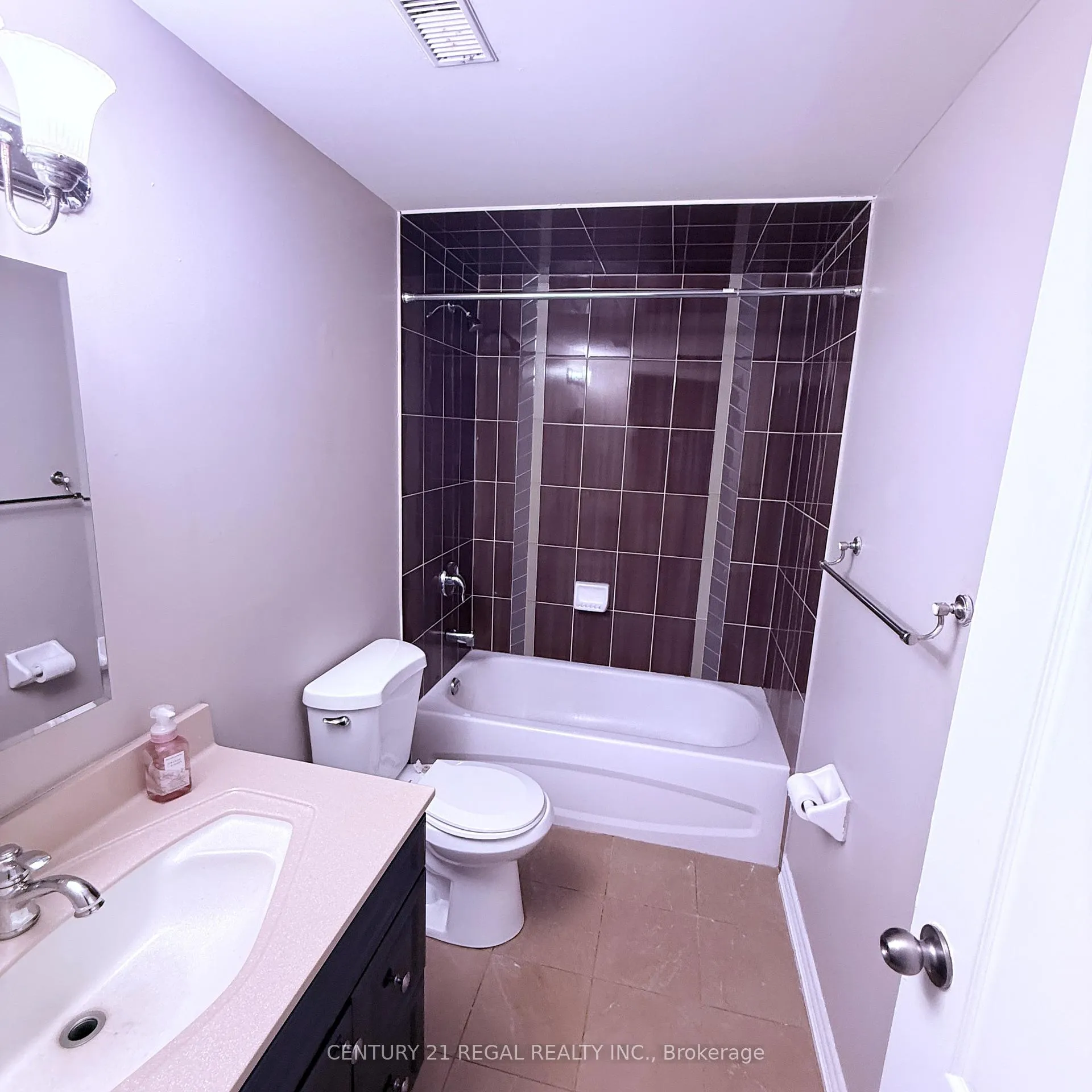 Photo 14 of 39 Laurentide Crescent, Brampton, Vales of Castlemore North — HOMEH