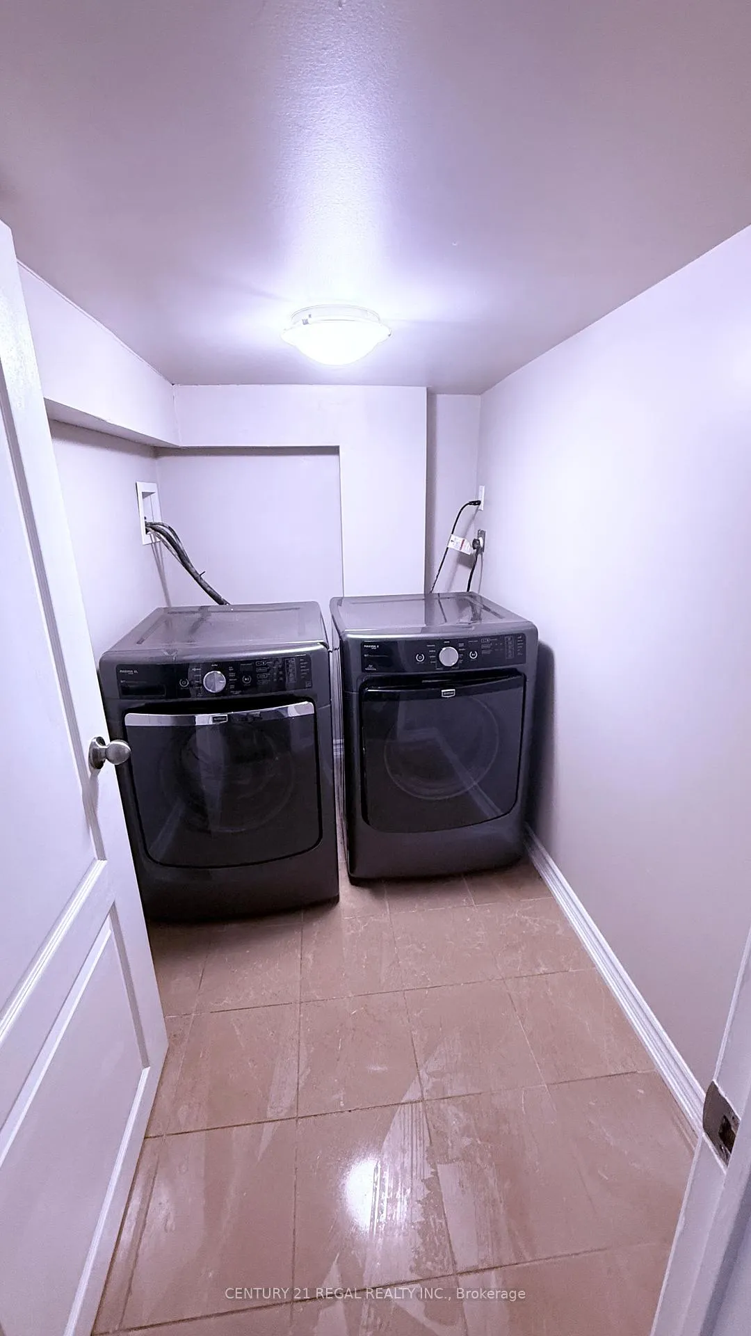 Photo 19 of 39 Laurentide Crescent, Brampton, Vales of Castlemore North — HOMEH