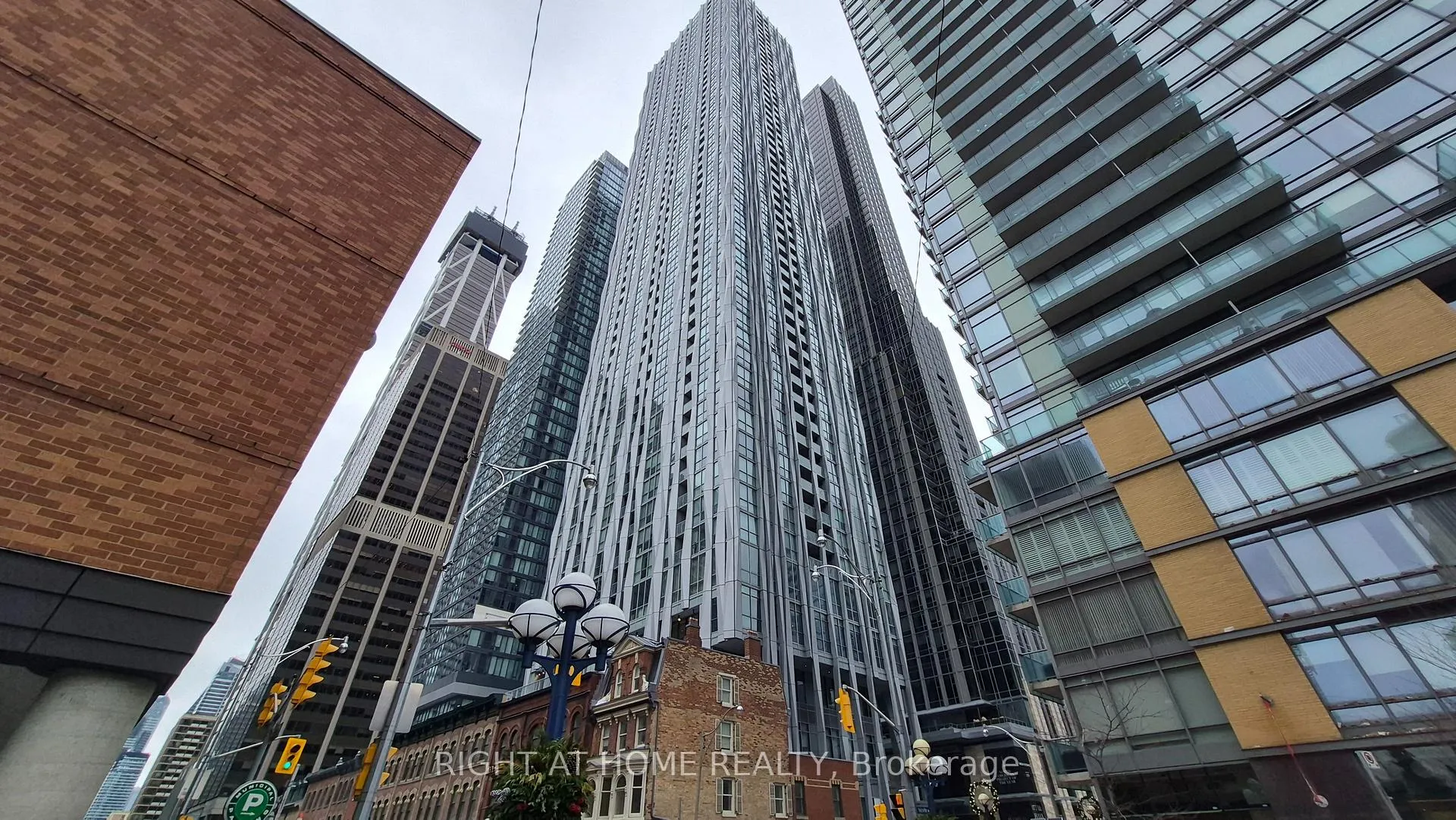 Front of Unit 5407, 1 Yorkville Avenue