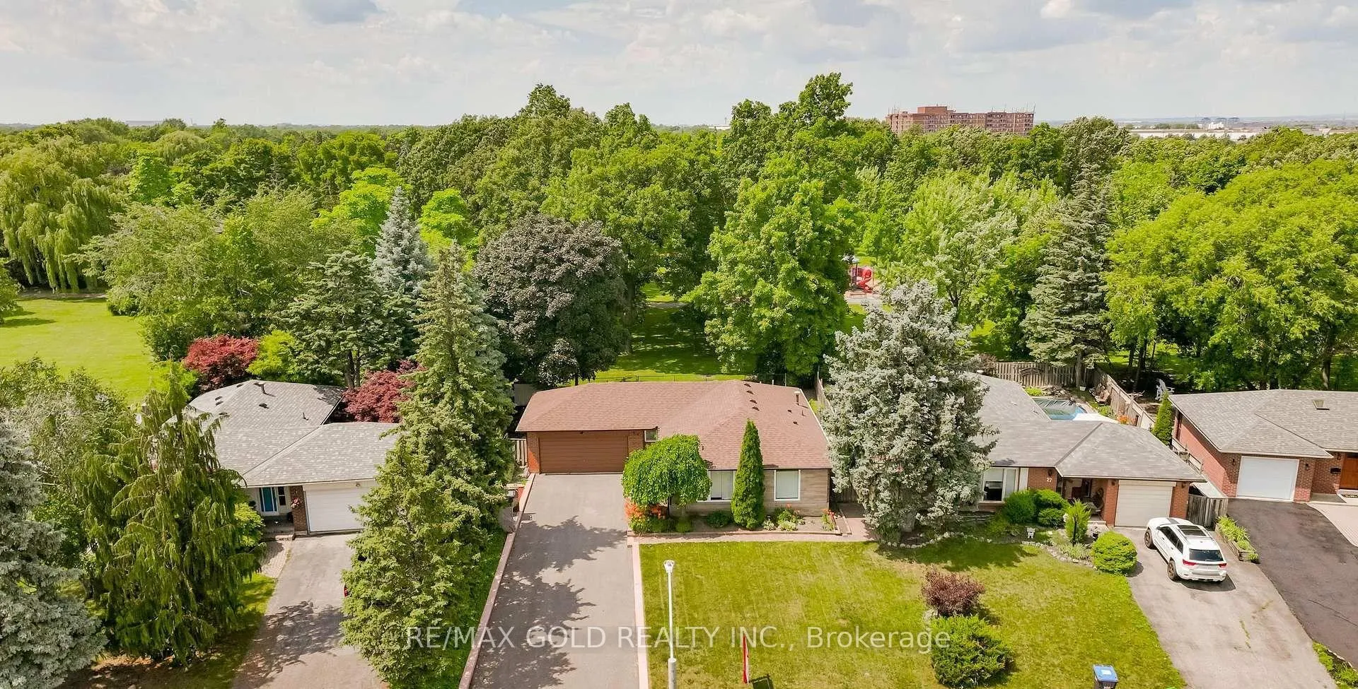 Photo 2 of 29 Devonshire Drive, Brampton, Southgate — HOMEH