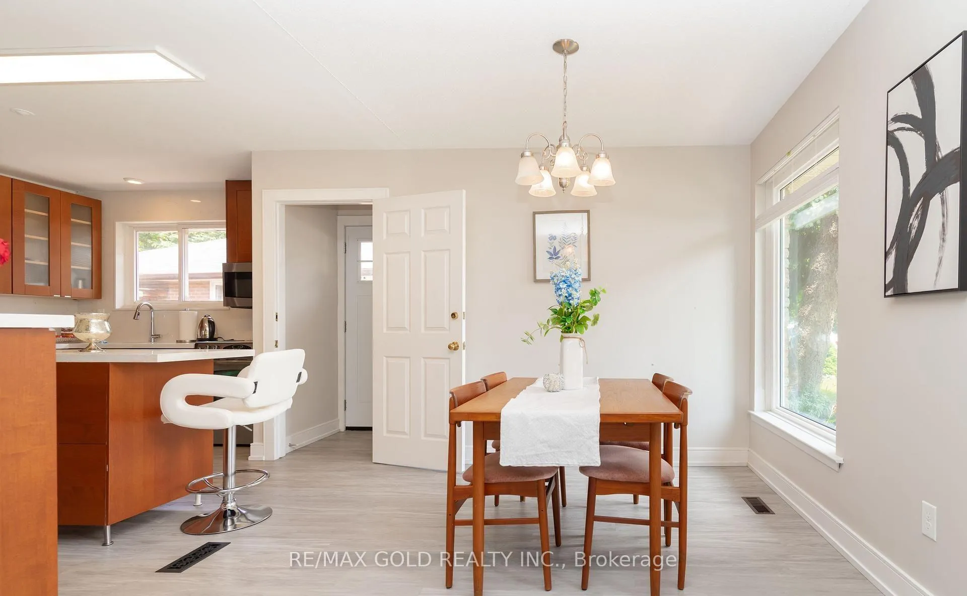Photo 10 of 29 Devonshire Drive, Brampton, Southgate — HOMEH