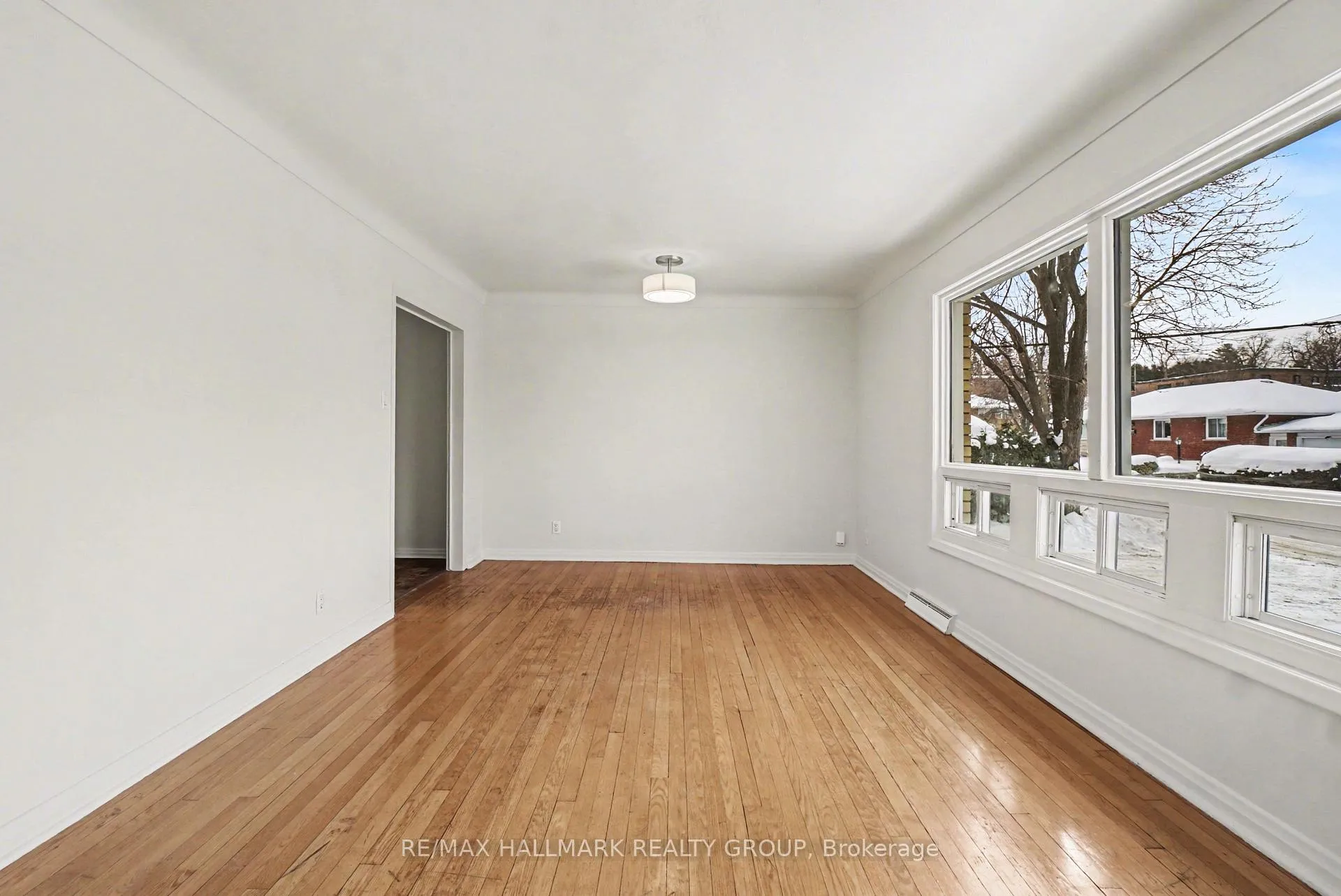 Photo 5 of 981 Larkin Street, Ottawa, Carlington — HOMEH