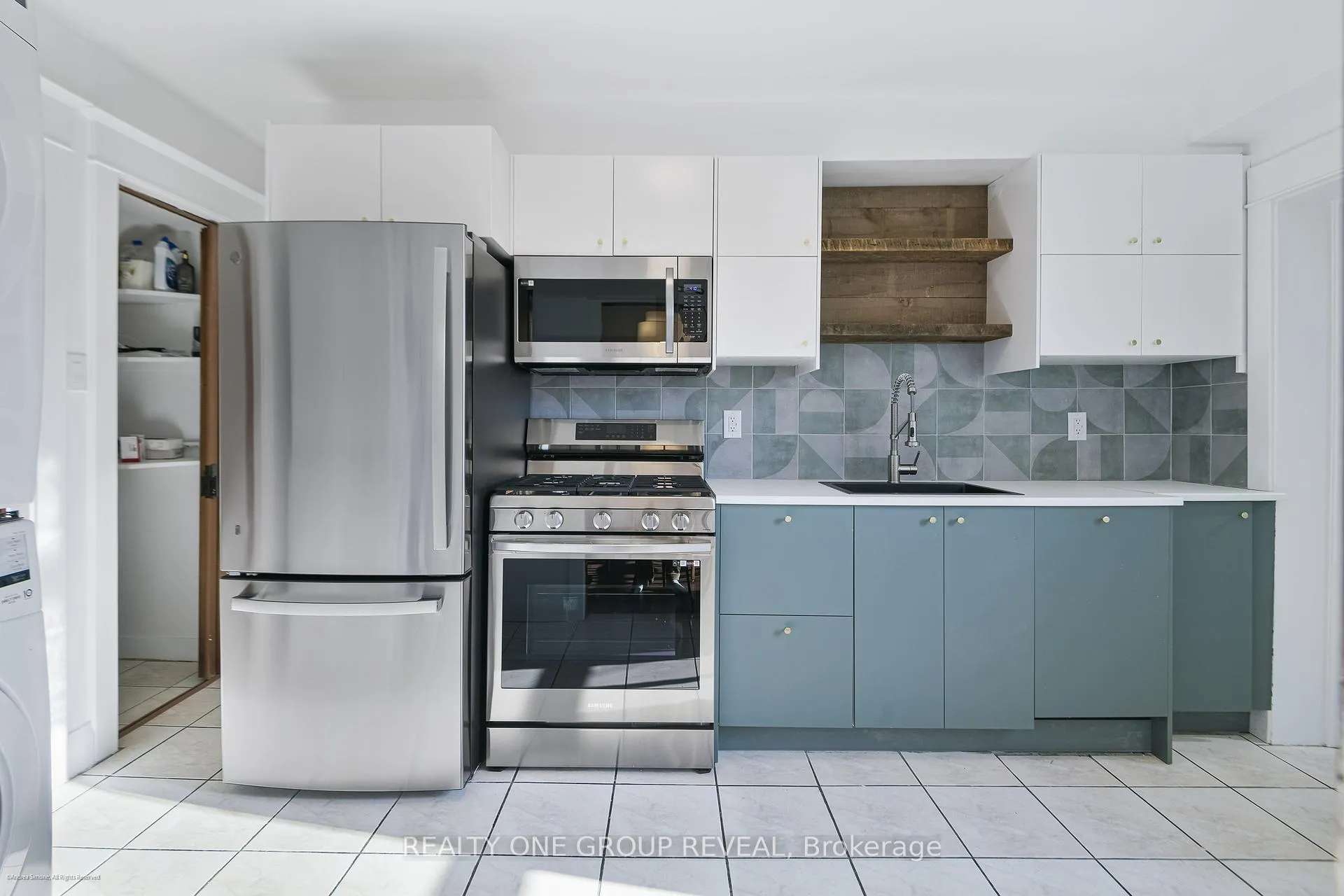 Photo 6 of Unit Upper, 89 Strathmore Boulevard, Toronto, Danforth — HOMEH