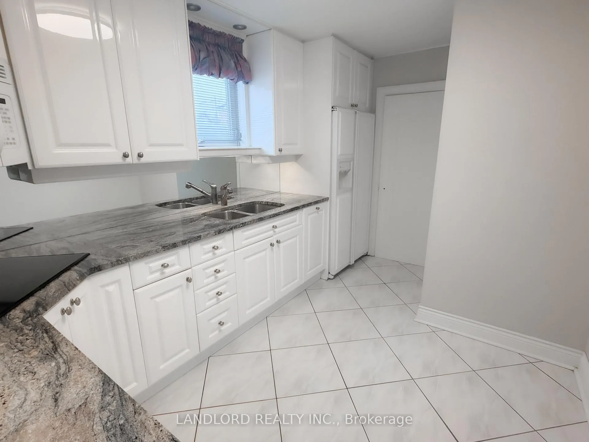 Photo 3 of 3 Davies Crescent, Toronto, East York — HOMEH