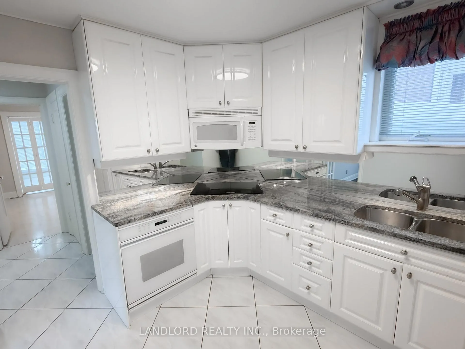 Photo 4 of 3 Davies Crescent, Toronto, East York — HOMEH