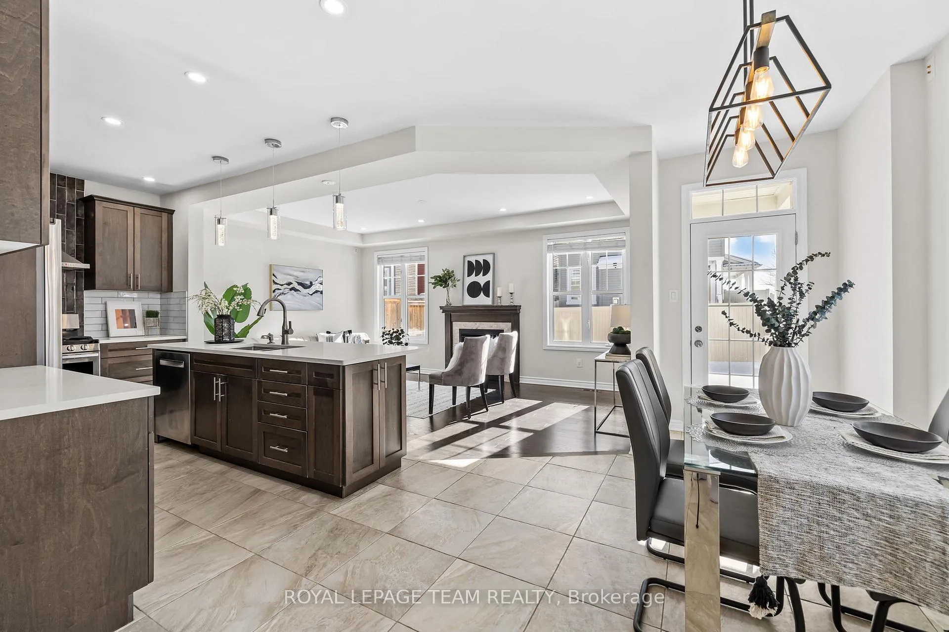 Photo 4 of 1001 Shimmerton Circle, Ottawa, Kanata - Emerald Meadows/Trailwest — HOMEH