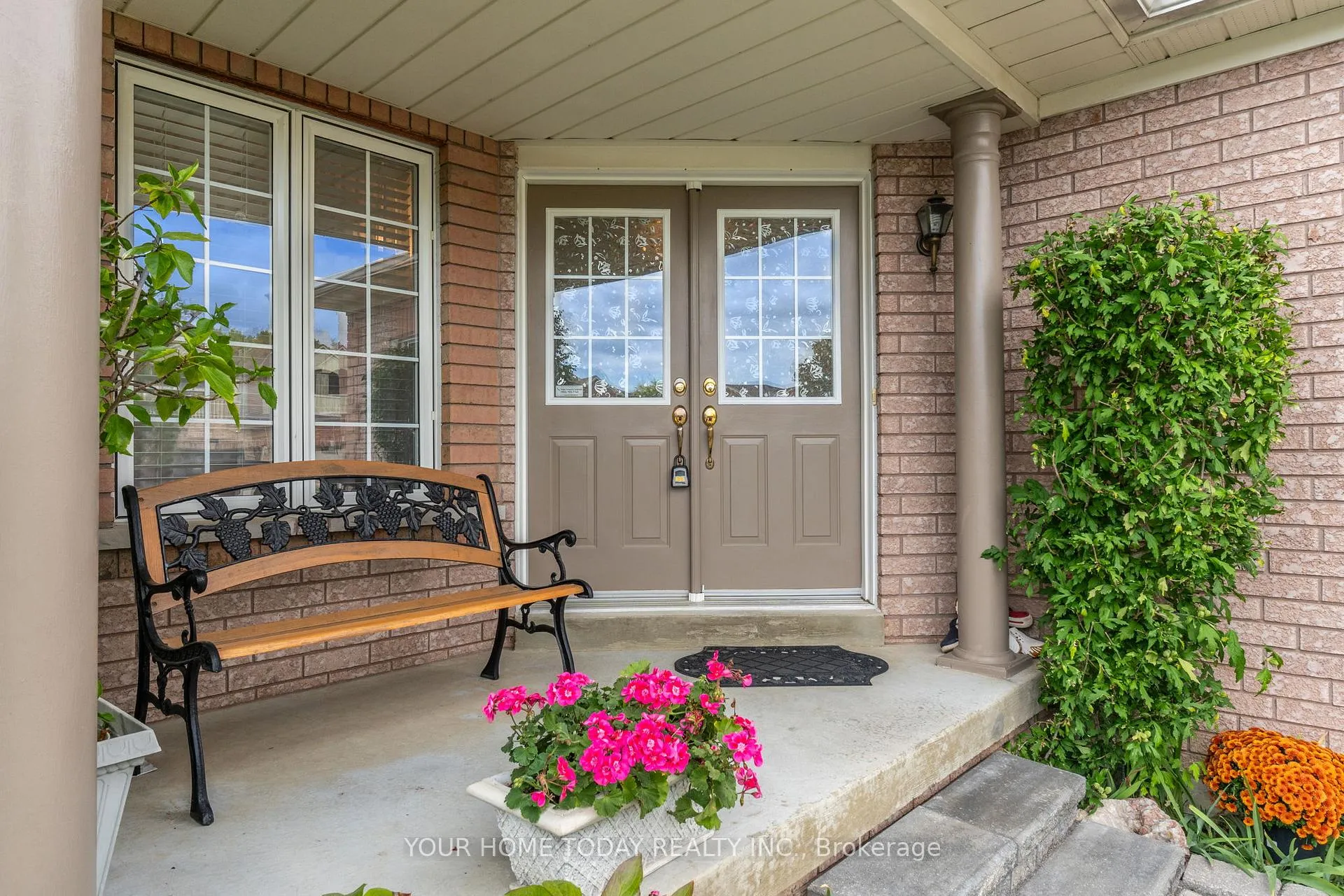 Photo 4 of 114 Russell Street, Halton Hills, Georgetown — HOMEH