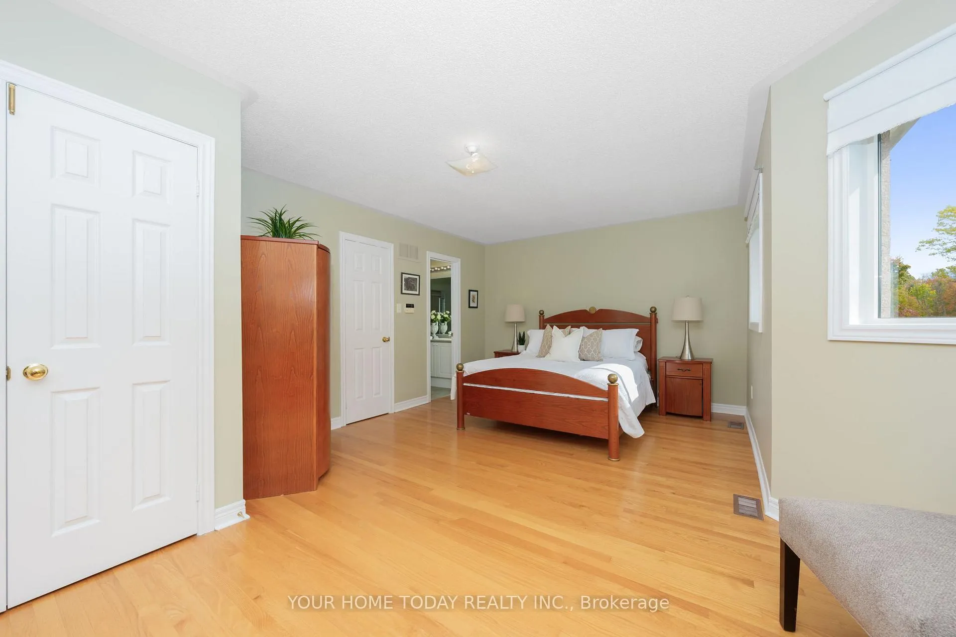 Photo 22 of 114 Russell Street, Halton Hills, Georgetown — HOMEH