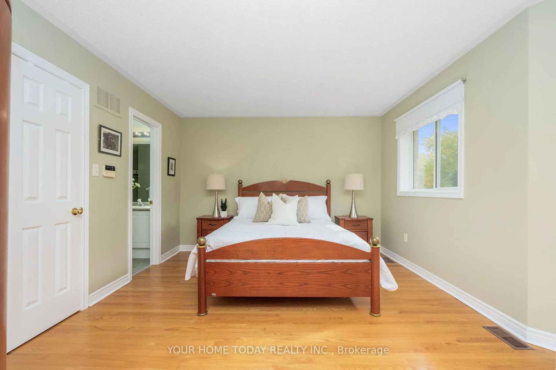 Photo 23 of 114 Russell Street, Halton Hills, Georgetown — HOMEH