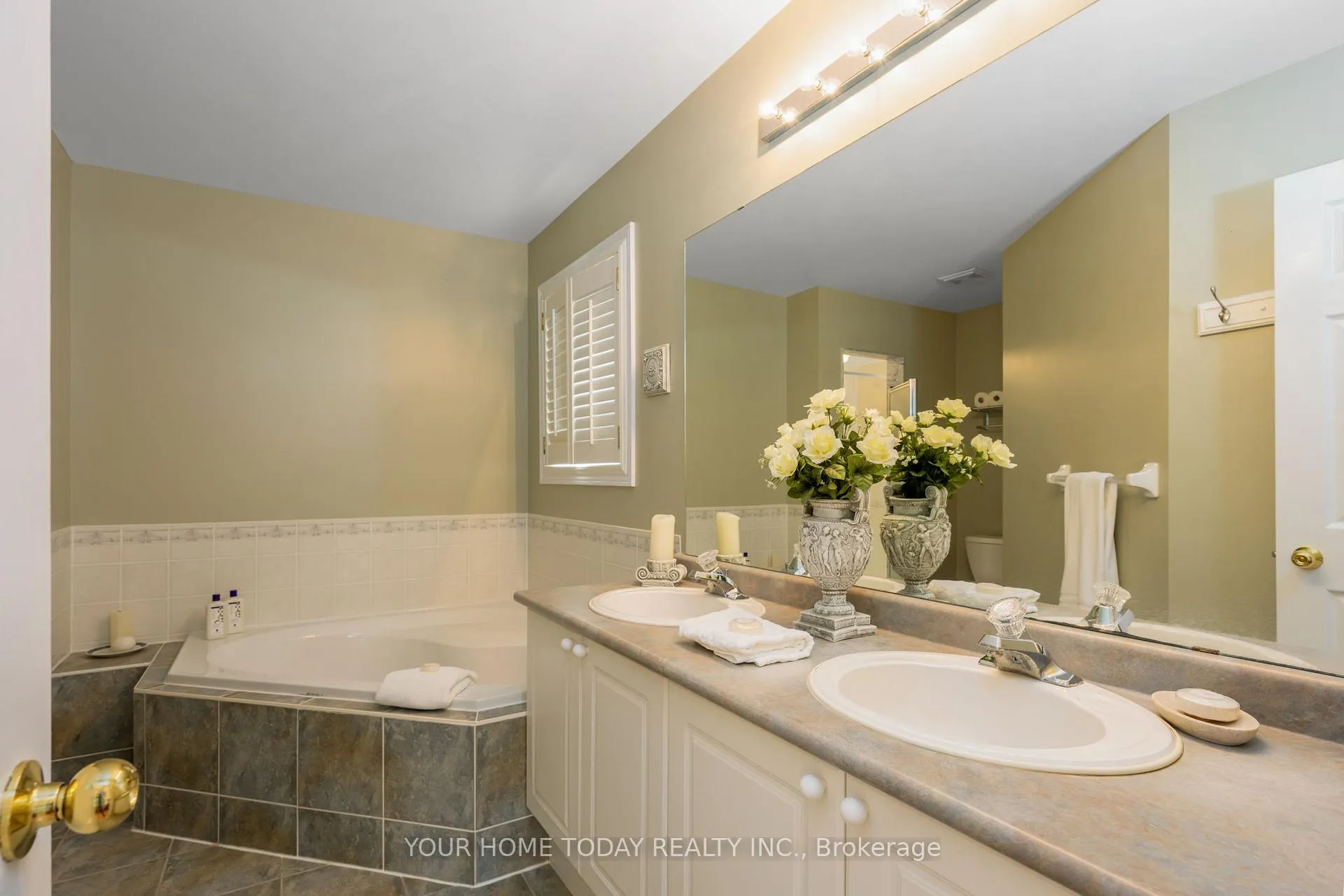 Photo 27 of 114 Russell Street, Halton Hills, Georgetown — HOMEH