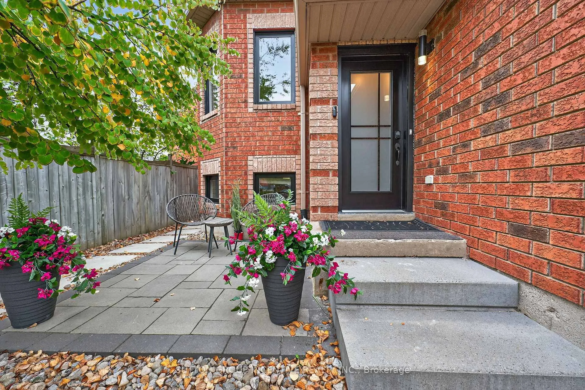 Photo 2 of 124 Hanmer Street E, Barrie, East Bayfield — HOMEH