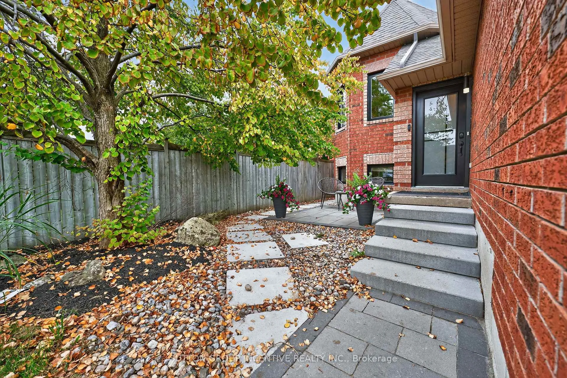 Photo 3 of 124 Hanmer Street E, Barrie, East Bayfield — HOMEH